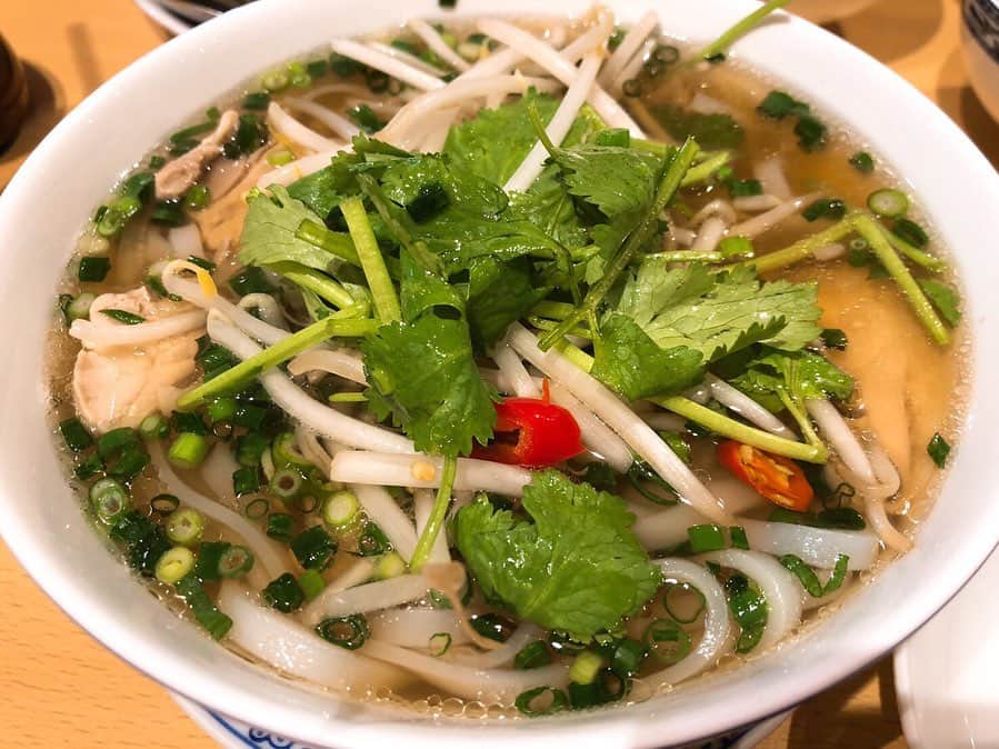 ちなり（高橋知成）さんのインスタグラム写真 - (ちなり（高橋知成）Instagram)「ベトナム料理、すこ。 #サイゴンマジェスティック #フォー #生春巻き #空芯菜 #もち米」5月4日 20時45分 - chinarileah