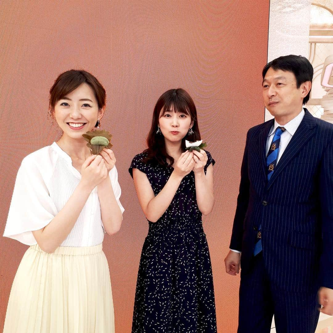 フジテレビ「プライムニュース イブニング」さんのインスタグラム写真 - (フジテレビ「プライムニュース イブニング」Instagram)「ゴールデンウィークも 残すところ2日…。﻿ みなさま、いかがお過ごしですか☺️。﻿ ﻿ あす、5月5日は 『端午の節句🎏』、『こどもの日👦👧』。﻿ 『端午の節句』でよく食べられると言えば『柏餅』。﻿ 放送が終わって、 ちょうど小腹が空いたので…。﻿ 野島アナはあっという間に完食😁😁。﻿ ﻿ 竹内アナと内田アナの本日の衣装は﻿ ロングスカートでした。﻿ 流行りですか🤔。﻿ ﻿ きょうの台場からの夕景です🤗。﻿ ﻿ #ゴールデンウィーク折り返し﻿ #柏餅﻿ #端午の節句に食べるもの﻿ #ロングスカート流行ってる﻿ #お台場﻿ ﻿ #竹内友佳﻿ ワンピース #epocatheshop @epocatheshop_offcial﻿ #野島卓﻿ ネクタイ #フェアファックス @fairfaxtokyo﻿ #内田嶺衣奈 @reina.uchida﻿ トップス　スカート #rope @rope_jp﻿ ﻿ #加藤綾子 #風間晋 #木村拓也 #酒井千佳 #荘口彰久 #副島淳 #福原直英 #佐々木恭子 #小澤陽子 #海老原優香 #安宅晃樹 ﻿ #フジテレビ #アナウンサー #livenews_it」5月4日 20時53分 - livenews_it