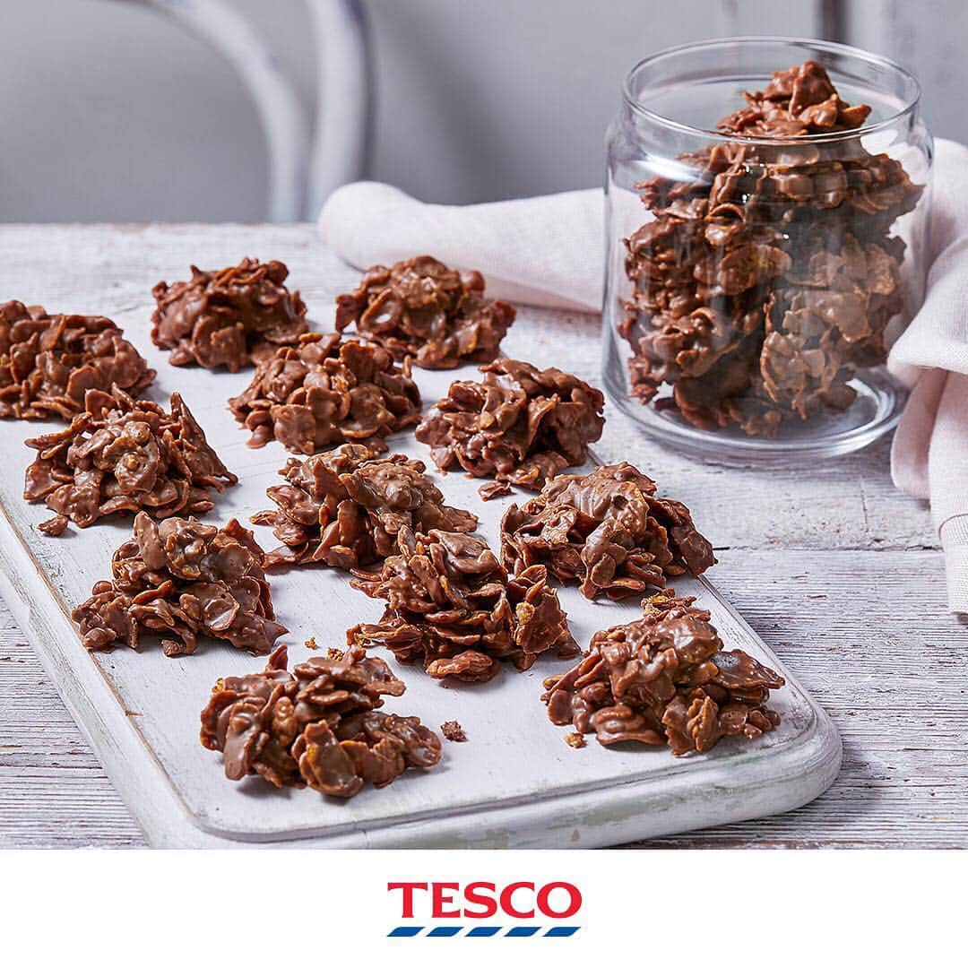 Tesco Food Officialさんのインスタグラム写真 - (Tesco Food OfficialInstagram)「We’ve transformed a few things from the breakfast table into some delicious family baking! With only 3 ingredients, these peanut butter and corn flake clusters are easy, irresistible and CRUNCHY!  Ingredients 300g milk chocolate, roughly chopped 100g crunchy peanut butter 100g corn flakes  Method 1. Roughly chop 300g milk chocolate. Melt gently in a bowl placed over a pan of barely simmering water (making sure that the bowl doesn’t touch the water). Stir in 100g crunchy peanut butter then leave to cool for about 5 mins. 2. Gently mix in 100g corn flakes until evenly coated in the chocolate mixture but being careful not to break up the flakes too much. 3. Use a tablespoon to dollop about 20 small mounds onto a baking tray lined with baking paper. Transfer the tray to the fridge and chill for 20 mins or until the clusters are set and firm. 4.Peel the clusters off the baking paper and store in an airtight container. Will keep for up to 1 week in the fridge.」5月4日 21時00分 - tescofood