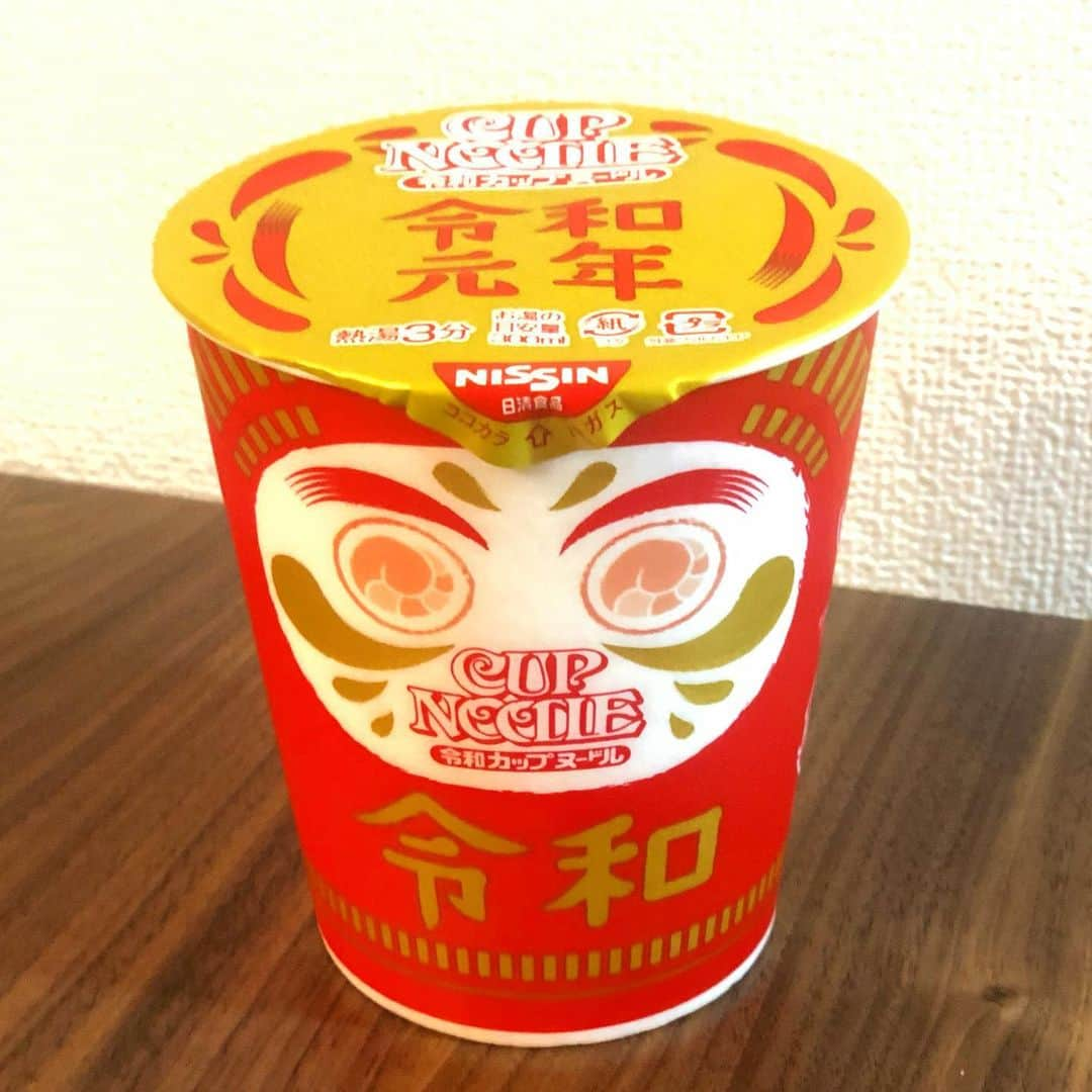 真飛聖さんのインスタグラム写真 - (真飛聖Instagram)「令和 カップヌードル🍜  この間 ポテチとともに見つけて、 ネットで 3種類あると書いてあったから  揃ったら〜っと思っていたら、  何と 急遽 発売は 1種類のみになったそうで‥‥（涙） 知らずに 何軒か ハシゴして探したあたし‥‥ あるわけないわぁ〜（笑）  残念だけど 可愛いパッケージ♡  とにかく 自分で見つけたり 並んででも買いに行ったり することが好きなんですよね あたし。  #NISSIN#令和カップヌードル」5月4日 21時01分 - sei_matobu