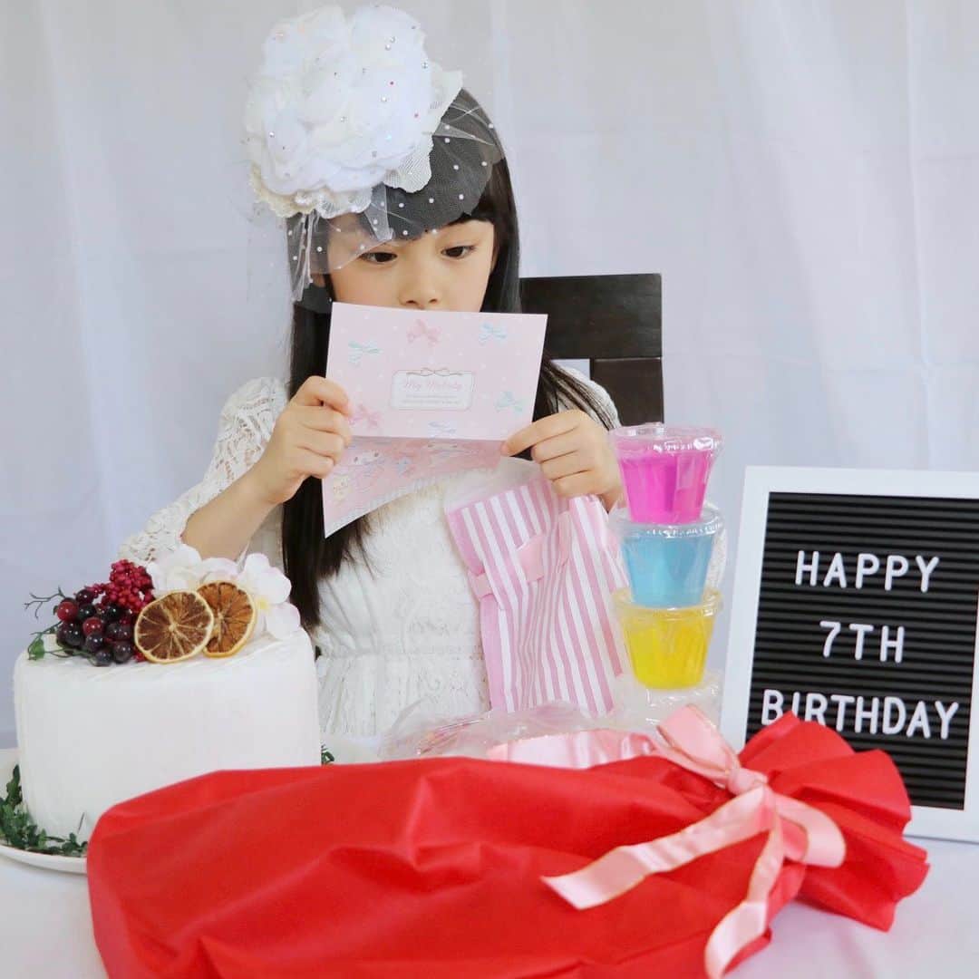 Akiさんのインスタグラム写真 - (AkiInstagram)「5/4 ・ HAPPY BIRTHDAY🎂 ・ 7歳になりました👧🏻❤️ ・ ・ 動画の途中から ケーキをジーッと見て 誤魔化してるみたいだけどね ・ この時 目に涙をいっぱい溜めて 泣くのを我慢してる事 ママ知ってるよ ・ 今年も嬉し泣きしてくれてありがとう☺️ ・ ・ 今年のお誕生日は ママ手作りの#クレイケーキ 🎂 ・ お誕生日プレゼントは ずっと欲しがっていた たまごっちみーつ🐣 ・ そしてもう1つ 大人気YouTuberの方( @mymelody_achan )から ファンレターとプレゼントが…！😭💓 ・ ・ 沢山の方に見守っていただき 無事7歳を迎えられた事に感謝して 7歳の1年も楽しく過ごしてね☺️❤️ ・ 本当に本当におめでとう❤️ ・ ・ ・ ・ #7歳#7歳誕生日#birthday#happybirthday」5月4日 21時01分 - mas_0504