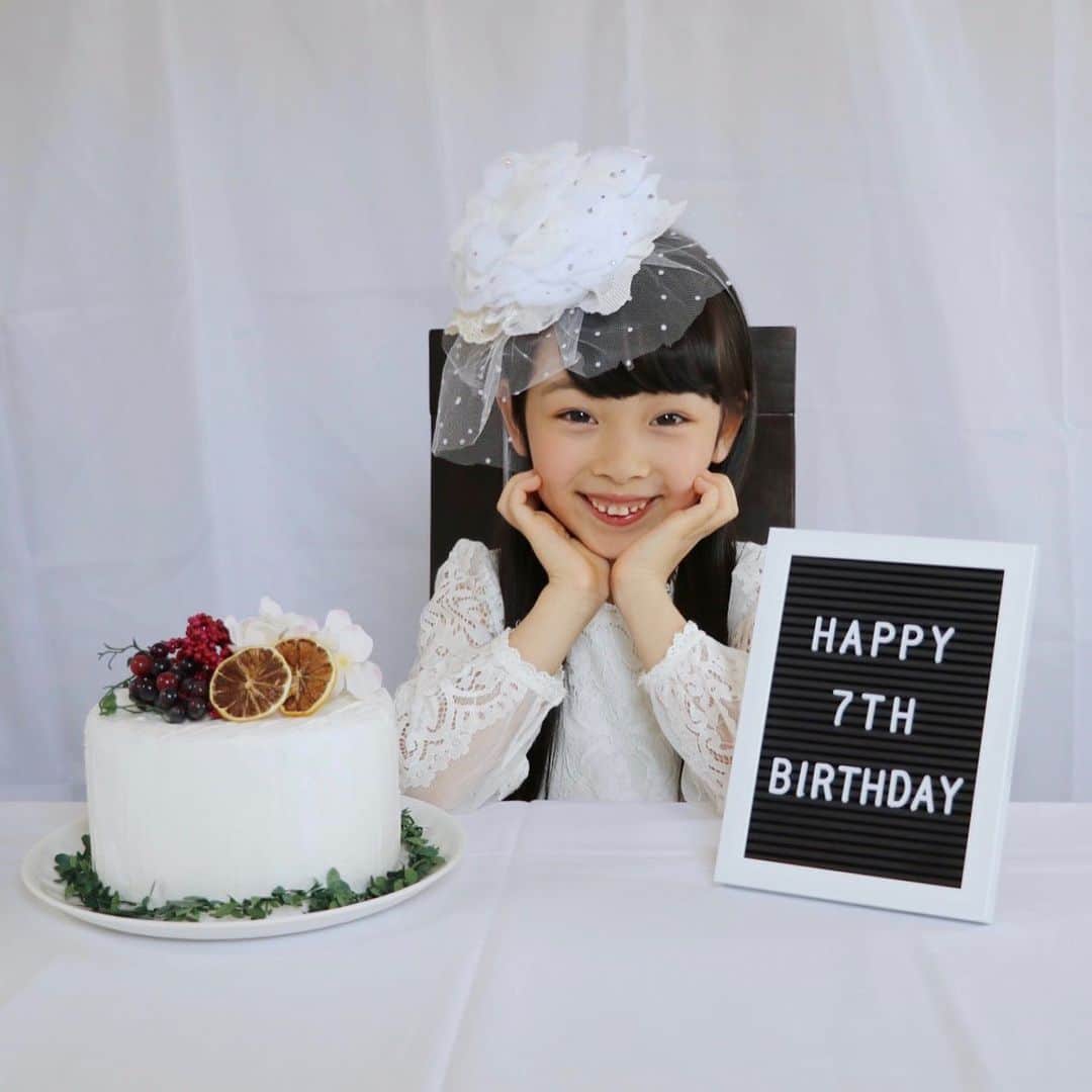 Akiのインスタグラム：「5/4 ・ HAPPY BIRTHDAY🎂 ・ 7歳になりました👧🏻❤️ ・ ・ 動画の途中から ケーキをジーッと見て 誤魔化してるみたいだけどね ・ この時 目に涙をいっぱい溜めて 泣くのを我慢してる事 ママ知ってるよ ・ 今年も嬉し泣きしてくれてありがとう☺️ ・ ・ 今年のお誕生日は ママ手作りの#クレイケーキ 🎂 ・ お誕生日プレゼントは ずっと欲しがっていた たまごっちみーつ🐣 ・ そしてもう1つ 大人気YouTuberの方( @mymelody_achan )から ファンレターとプレゼントが…！😭💓 ・ ・ 沢山の方に見守っていただき 無事7歳を迎えられた事に感謝して 7歳の1年も楽しく過ごしてね☺️❤️ ・ 本当に本当におめでとう❤️ ・ ・ ・ ・ #7歳#7歳誕生日#birthday#happybirthday」