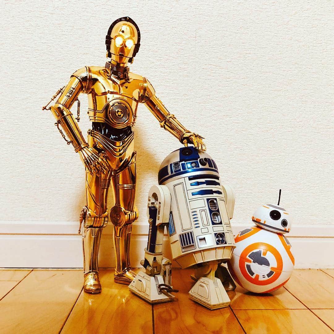 三上市朗のインスタグラム：「STARWARSの日という事でドロイド3ショット。C-3POのオン/オフ感がハンパない😅 May The 4th Be With You #starwars #スターウォーズ #スターウォーズの日  #c3po #r2d2  #bb8  #オモ写」