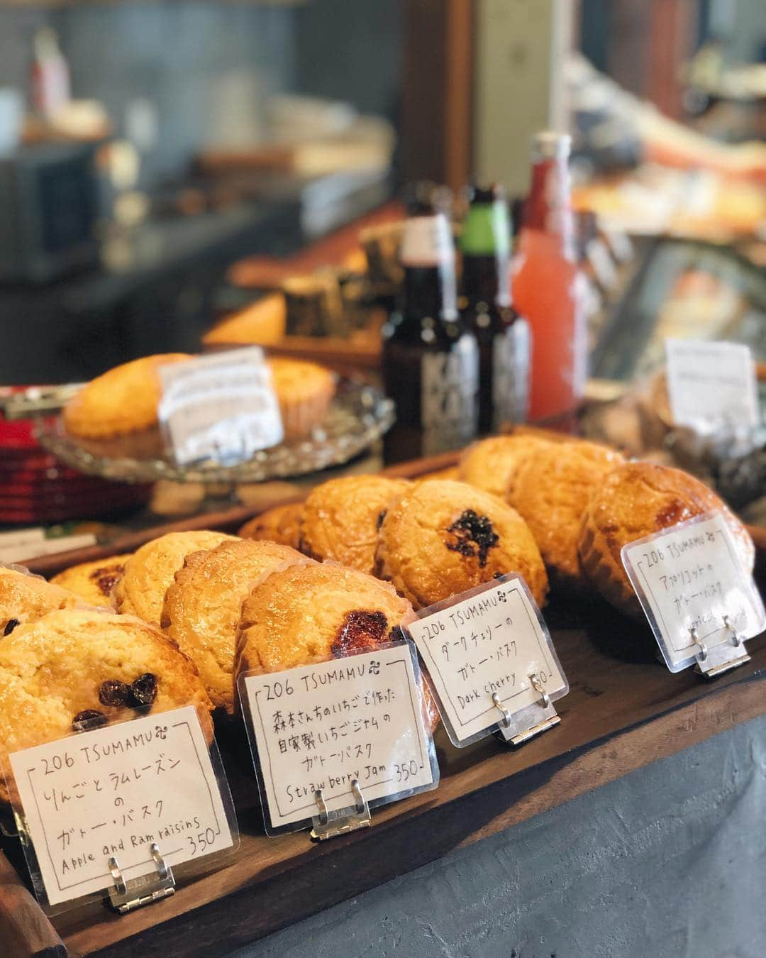 大橋菜央さんのインスタグラム写真 - (大橋菜央Instagram)「Dropped by a quiche shop for lunch on our way home♡ . . 北浜alleyのキッシュ屋さん 『206 TSU MA MU』 . 足を一歩踏み入れたらもう香ばしい香り🤤♡ . 種類も豊富、どれも美味しそうで悩む悩む サックサクのブリゼ生地に豚肉と根菜とバルサミコソースが絶品❣️ . おまけにガトーバスクをシェアしたら お腹いっぱい、幸せ☺️ . ご馳走様でした🙏 . . . #北浜アリー #北浜alley #キッシュ #206tumamu #キッシュ専門店 #高松カフェ #高松旅行 #gw2019 #10連休 #10連休の過ごし方 #naoliving_takamatsu」5月4日 21時05分 - naoliving