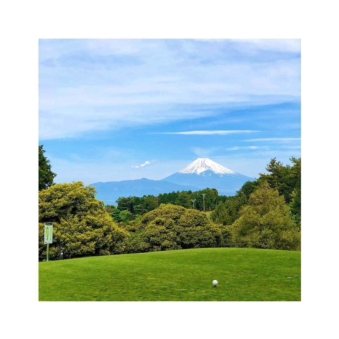 田丸あかりのインスタグラム：「こーんな景色のきれいなゴルフ場で ゴルフしてきましたー⛳️✨ . . 気持ちよすぎた🌼♡ . . #ゴルフ #ゴルフ女子 #富士山 #gw」