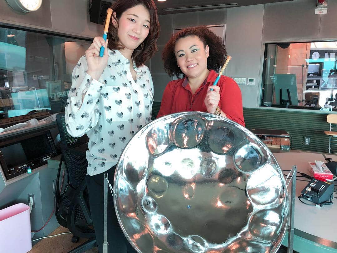 優ひかるのインスタグラム：「優ひかるのシャイニングタイムを お聴きくださり﻿ありがとうございました！﻿ ﻿ 今まで元タカラジェンヌをお迎えして﻿ お届けしてきましたが、﻿ ５月は、山梨県内外で活躍する﻿ 今輝いているゲストさんにお話をお聞きします！﻿ ﻿ 今回貴重なお話をお聞きしたのは… スティールパン奏者の珠さんです✨✨﻿ ﻿ 珠さんの活動についてや﻿ 夢や元気の源そして、名曲誕生の秘話等﻿ じっくりとお聞きしました。﻿ ﻿ 今までアナウンサーさんがいて話を﻿ 回してくださっていて私は話すだけでしたが、﻿ 今回から私1人でインタビューさせて頂きました💦﻿ ﻿ アナウンサーの皆様の偉大さを実感し﻿ 自分の無力さに反省しましたが﻿ 珠さんが優しくフォローして下さり﻿ 楽しみながら私自身﻿ スティールパンの音色に癒され﻿ すごく勉強になるお話もお聞き出来﻿ 幸せな実りある時間でした！﻿ ﻿ YouTube等でも﻿ 珠さんの演奏されているお姿も載ってますので﻿ 皆さん是非聴いてみてください！﻿ いつか是非コラボできたら嬉しいなぁ…﻿ ﻿ ﻿ そしてそして、﻿ 明日は、すてっぷ&ビート本番です‼️‼️﻿ 約1カ月皆さんとリハーサルを重ねて参りました！﻿ 振付を担当されている神麗華さん、﻿ 演出されてるスタッフの加藤さん、﻿ そして出演者の皆さんと頑張ってきました！﻿ ぜひ1人でも多くの方に観て頂きたいです✨✨﻿ 私も舞台で観れるのをたのしみにしてます。﻿ 5日6日両日エキシビションは行われます‼️﻿ ぜひ観にいらして下さい！﻿ ﻿ #優ひかるのシャイニングタイム#YBSラジオ﻿ #夢を持つ素晴らしさをお届けします！﻿ #珠さんとのコラボが次の私の夢﻿ #スティールパン奏者#珠さん﻿ #トリニダード・トバゴ共和国﻿ #来週のゲストさんもお楽しみに‼️﻿ #すてっぷ&ビート#エキシビション﻿ #神麗華さん#優ひかる#元宝塚og#雪組#月組﻿ #山梨県出身#YCC県民文化ホール #入場無料#会場でお待ちしてます✨﻿」