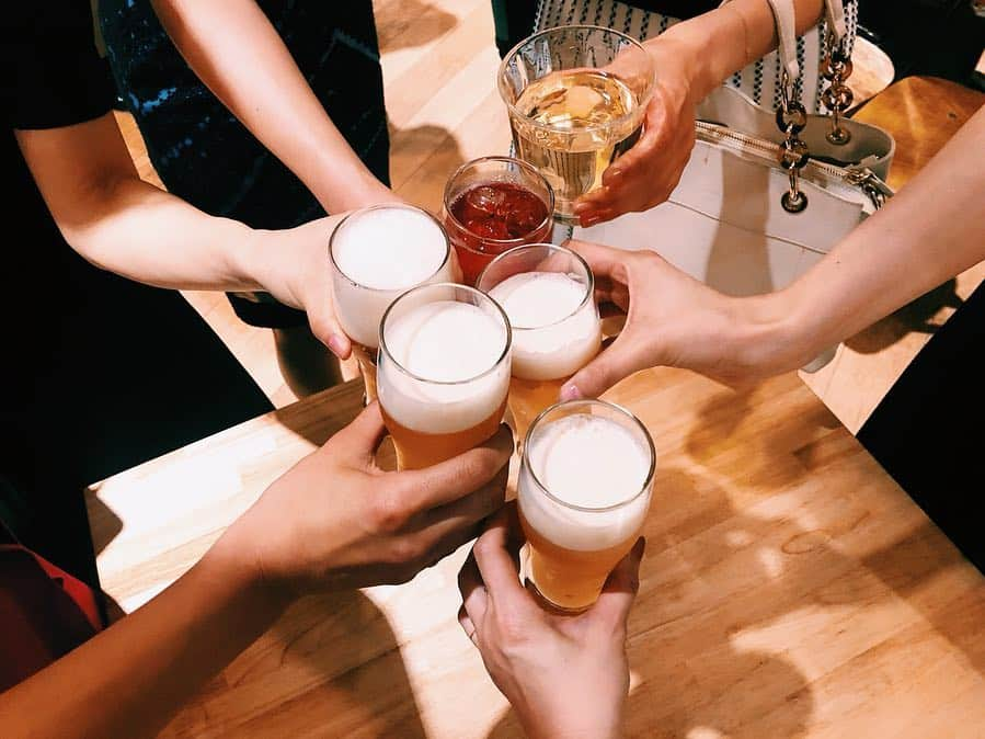 崎本ゆかりさんのインスタグラム写真 - (崎本ゆかりInstagram)「⍣ Wedding party..💐 乾杯🍻🍻 またまたお酒を片手に…な写真ですが。 GWだし…ね🙄🤫←関係ないやろ。笑 . . #weddingparty#happy#love#congratulations#models#friends#latergram#instadaily#memories#tokyo#gw#❤️#🍻#0503」5月4日 21時09分 - yukariiiin5