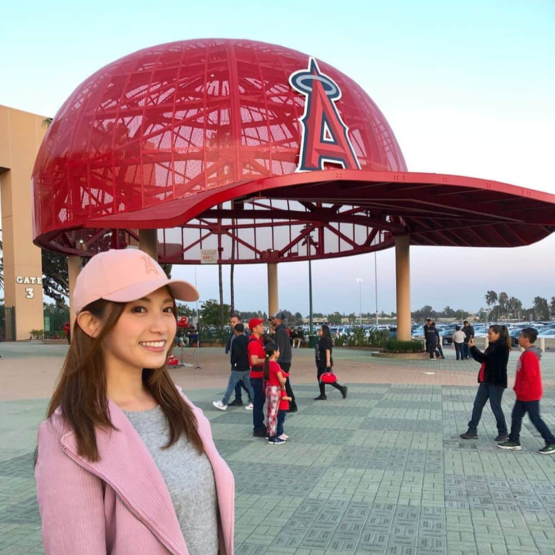 市原彩花さんのインスタグラム写真 - (市原彩花Instagram)「ANGEL STADIUM👼🏟 アナハイムでメジャーリーグ観戦😆⚾️ オタニサン(大谷翔平選手)効果とGWで日本人のお客さんたくさんいたよー😆 野球わからなくても、お祭りみたいで楽しかった😁 そしてキャップにAYAKAのAが付いてたから、買っちゃった😙笑 #アナハイム#anaheim#エンゼルス#angels#エンゼルススタジアム#angelstadium#メジャーリーグ#majorleaguebaseball#大谷翔平#ロサンゼルス#losangeles #世界一周#世界一周旅行#世界一周航空券#海外旅行#旅行#プロトラベラー#スターアライアンス#staralliance . それにしても生ビールが15$(1800円)したのにはビックリ🍺 でも飲むけど🤣 試合よりも#kisscam が面白すぎて🤣😘← 私もいつか出てみたい😆 #tabirepo#ベルトラ#2019gwベルトラ公認レポーター」5月4日 21時09分 - ayaka_ichihara