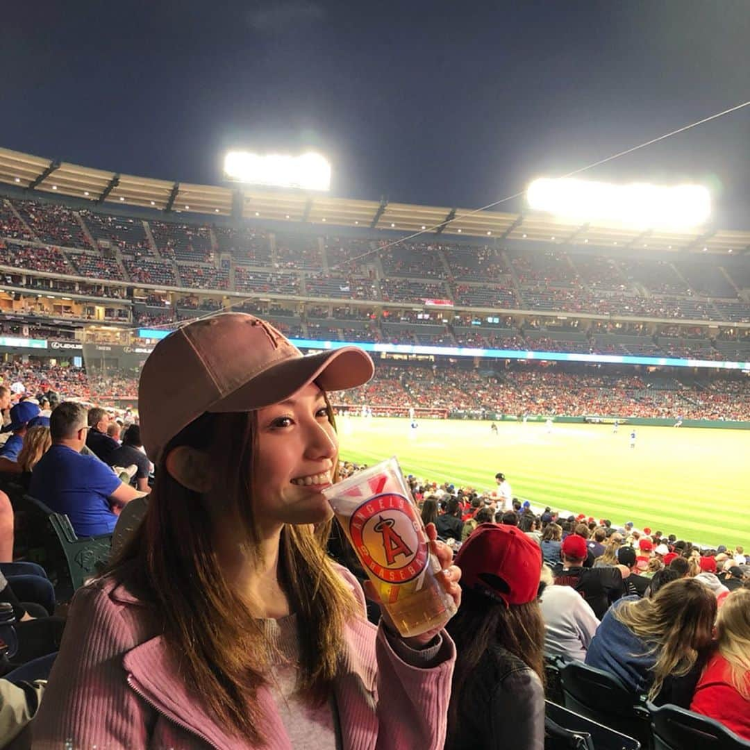 市原彩花さんのインスタグラム写真 - (市原彩花Instagram)「ANGEL STADIUM👼🏟 アナハイムでメジャーリーグ観戦😆⚾️ オタニサン(大谷翔平選手)効果とGWで日本人のお客さんたくさんいたよー😆 野球わからなくても、お祭りみたいで楽しかった😁 そしてキャップにAYAKAのAが付いてたから、買っちゃった😙笑 #アナハイム#anaheim#エンゼルス#angels#エンゼルススタジアム#angelstadium#メジャーリーグ#majorleaguebaseball#大谷翔平#ロサンゼルス#losangeles #世界一周#世界一周旅行#世界一周航空券#海外旅行#旅行#プロトラベラー#スターアライアンス#staralliance . それにしても生ビールが15$(1800円)したのにはビックリ🍺 でも飲むけど🤣 試合よりも#kisscam が面白すぎて🤣😘← 私もいつか出てみたい😆 #tabirepo#ベルトラ#2019gwベルトラ公認レポーター」5月4日 21時09分 - ayaka_ichihara