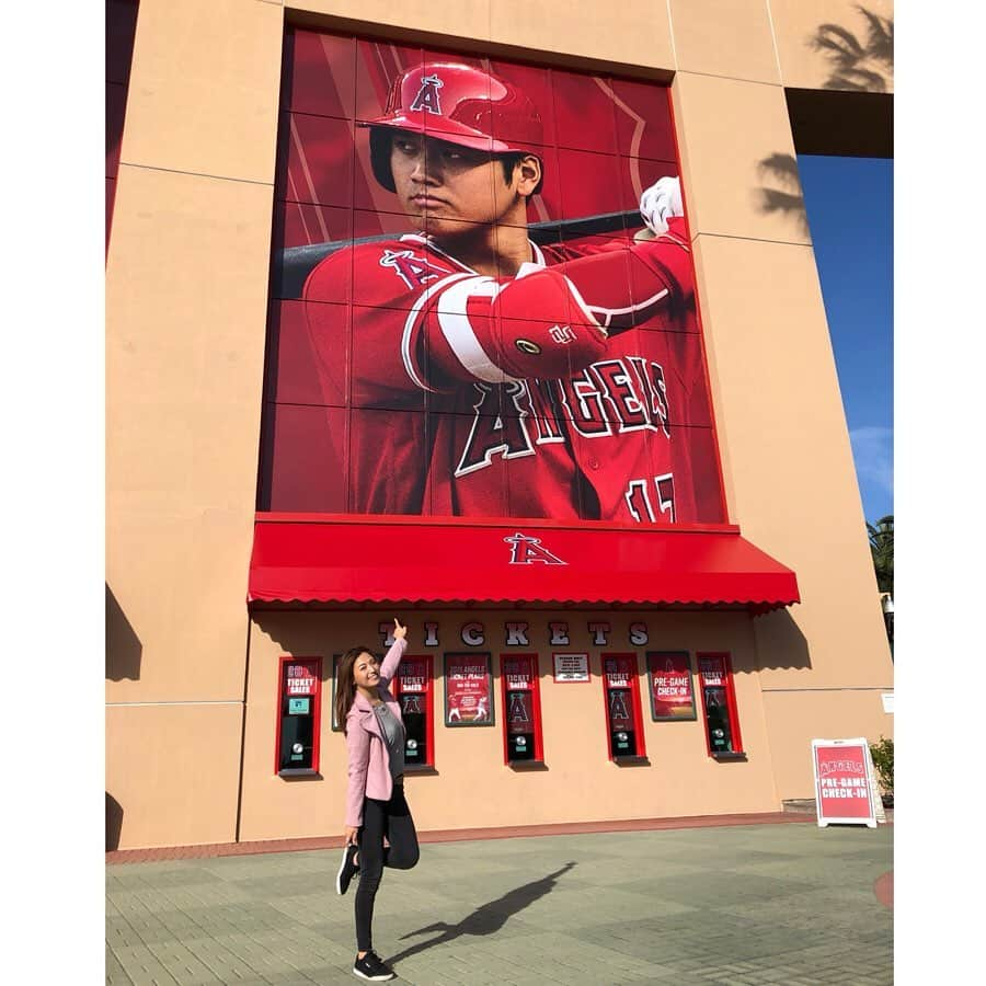 市原彩花さんのインスタグラム写真 - (市原彩花Instagram)「ANGEL STADIUM👼🏟 アナハイムでメジャーリーグ観戦😆⚾️ オタニサン(大谷翔平選手)効果とGWで日本人のお客さんたくさんいたよー😆 野球わからなくても、お祭りみたいで楽しかった😁 そしてキャップにAYAKAのAが付いてたから、買っちゃった😙笑 #アナハイム#anaheim#エンゼルス#angels#エンゼルススタジアム#angelstadium#メジャーリーグ#majorleaguebaseball#大谷翔平#ロサンゼルス#losangeles #世界一周#世界一周旅行#世界一周航空券#海外旅行#旅行#プロトラベラー#スターアライアンス#staralliance . それにしても生ビールが15$(1800円)したのにはビックリ🍺 でも飲むけど🤣 試合よりも#kisscam が面白すぎて🤣😘← 私もいつか出てみたい😆 #tabirepo#ベルトラ#2019gwベルトラ公認レポーター」5月4日 21時09分 - ayaka_ichihara