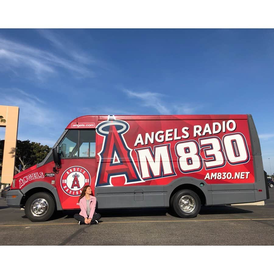 市原彩花さんのインスタグラム写真 - (市原彩花Instagram)「ANGEL STADIUM👼🏟 アナハイムでメジャーリーグ観戦😆⚾️ オタニサン(大谷翔平選手)効果とGWで日本人のお客さんたくさんいたよー😆 野球わからなくても、お祭りみたいで楽しかった😁 そしてキャップにAYAKAのAが付いてたから、買っちゃった😙笑 #アナハイム#anaheim#エンゼルス#angels#エンゼルススタジアム#angelstadium#メジャーリーグ#majorleaguebaseball#大谷翔平#ロサンゼルス#losangeles #世界一周#世界一周旅行#世界一周航空券#海外旅行#旅行#プロトラベラー#スターアライアンス#staralliance . それにしても生ビールが15$(1800円)したのにはビックリ🍺 でも飲むけど🤣 試合よりも#kisscam が面白すぎて🤣😘← 私もいつか出てみたい😆 #tabirepo#ベルトラ#2019gwベルトラ公認レポーター」5月4日 21時09分 - ayaka_ichihara