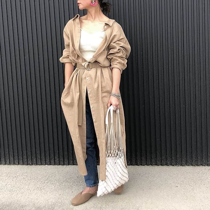 のインスタグラム：「5月4日(土) . . 今日のバイト、、激務すぎて疲れはてた🤯💦 . お風呂も入ったしもう寝れるのにアドレナリン出まくって寝れん😇 どうしよ😂💦 . @merci317 のシャツワンピ、ウエストをブラウジングしてもかわいかった😍 これほんとにお気に入り❤️ . . #locari #ponte_fashion #ootd_kob #r_fashion #mineby3mootd #おちびコーデ ##おちびの輪 #プチプラコーデ #ぷちぷらコーデ ##シンプルコーデ #mineby3mootd_pants #アラフォーコーデ #155cmコーデ #メッシュサンダル #デニムコーデ #マノンフリップ #manonfripes #ネットバッグ #シャツワンピース #シャツワンピ #ブラウジング #オトナカジュアル #大人カジュアルコーデ #春コーデ #yotsukoro」