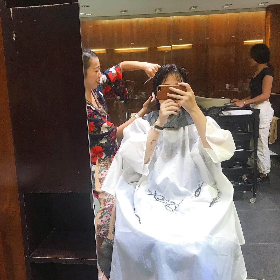 美容留学のアジアビューティカレッジのインスタグラム：「✂︎﻿﻿ インターンのチカさんに ヘアカットしてもらいました☺️ .  英語と美容が学べるセブ留学 海外で美容師で活躍しよう‼️ ﻿ @abc_cebu﻿﻿ ﻿ #美容師 ﻿ #スタイリスト﻿ #ヘアスタイリスト﻿ #美容室﻿ #美容院 ﻿ #ヘアサロン﻿ #美容留学﻿ #語学留学﻿ #海外留学 ﻿ #スタイリング ﻿ #カラーリスト ﻿ #日系サロン﻿ #カラー ﻿ #イルミナカラー﻿ #海外生活﻿﻿ #美容学生 ﻿ #セブ島﻿ #英会話 ﻿ #スタイリストデビュー ﻿ #美容師転職 ﻿ #美容師募集﻿ #外国人風カラー ﻿ #美容師の卵﻿ #ショートヘア﻿ #ウルフカット  #ヘアアレンジ ﻿ #海外で美容師したい﻿ #美容師さんと繋がりたい #美容師アシスタント #ハイブリーチ」
