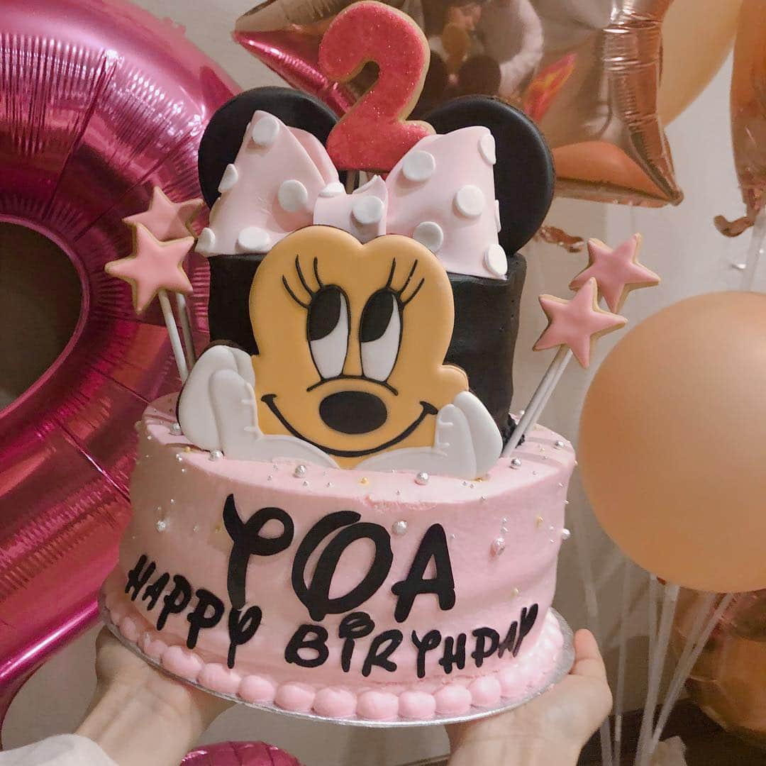 近藤千尋のインスタグラム：「２歳🎂Happy Birthday🥰 今日は両家大集合して お誕生日会でした🎊 もう２年、まだ２年❤️ 毎日私達を親にしてくれて 本当にありがとう。 私達を選んでくれてありがとう✨ 幸せな２歳一緒に送ろうね🥰 たくさんのおめでとうコメント 本当にありがとうございます！！ 名前の通り沢山の人に愛してもらって… とても幸せな1日でした👧」