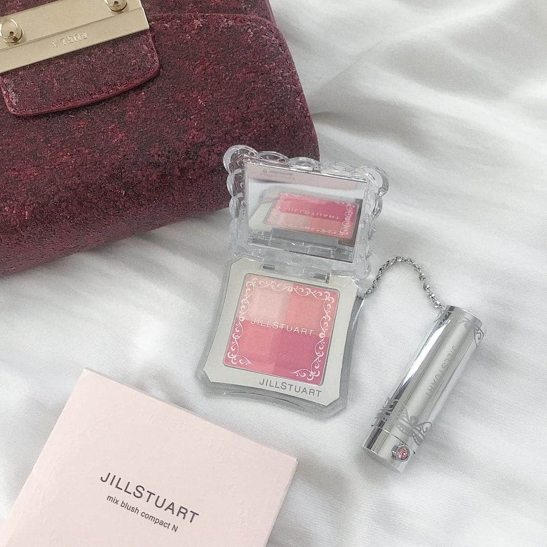 嘉部志音のインスタグラム：「はじめての#JILLSTUART はチーク💓 友達からプレゼントでもらいました♪  #cosmetics #cheek」