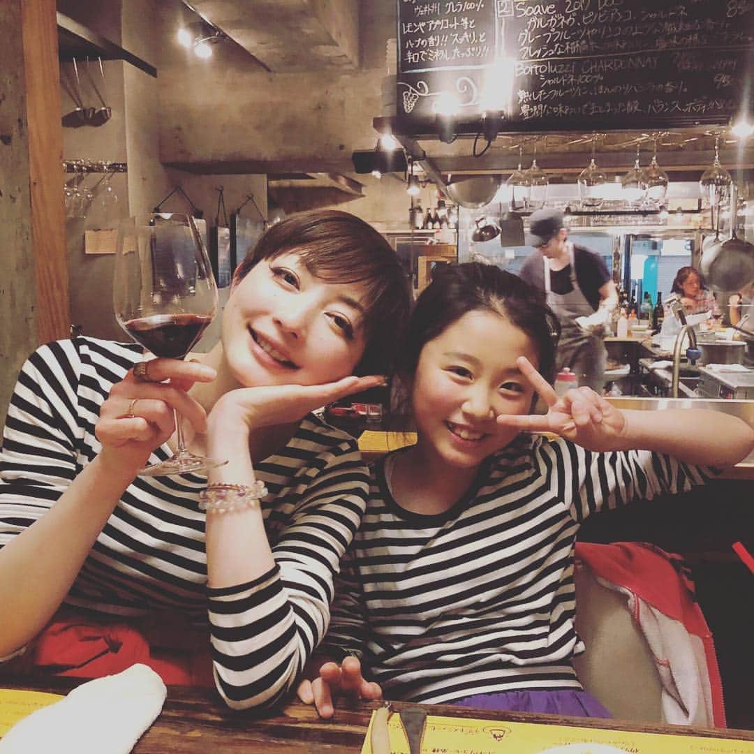 野本かりあのインスタグラム：「そういえば、全く打ち合わせ無しで 双子コーデとかのミラクル嬉しかった❤️ #親子に見えたかなーむふふ」