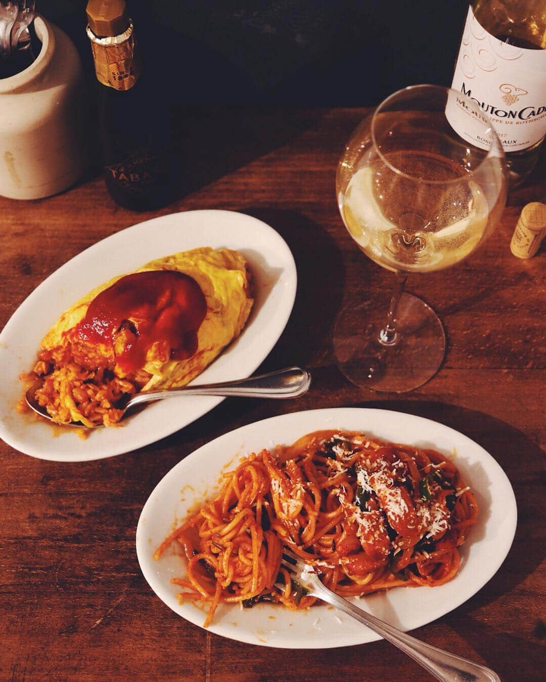 樋口正樹さんのインスタグラム写真 - (樋口正樹Instagram)「Night meal . 腹ペコで帰宅し、 ナポリタン一皿、 オムライス一皿、 ワインと一緒に。 しっかり食べて 五月病予防です。 . . . #夜食 #ナポリタン #オムライス #ワイン #spaghetti #omeletterice #enoteca_wine #moutoncadetjp」5月4日 21時24分 - higuccini