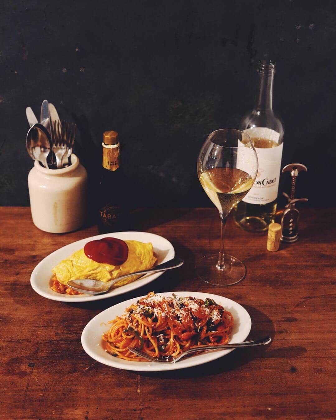 のインスタグラム：「Night meal . 腹ペコで帰宅し、 ナポリタン一皿、 オムライス一皿、 ワインと一緒に。 しっかり食べて 五月病予防です。 . . . #夜食 #ナポリタン #オムライス #ワイン #spaghetti #omeletterice #enoteca_wine #moutoncadetjp」