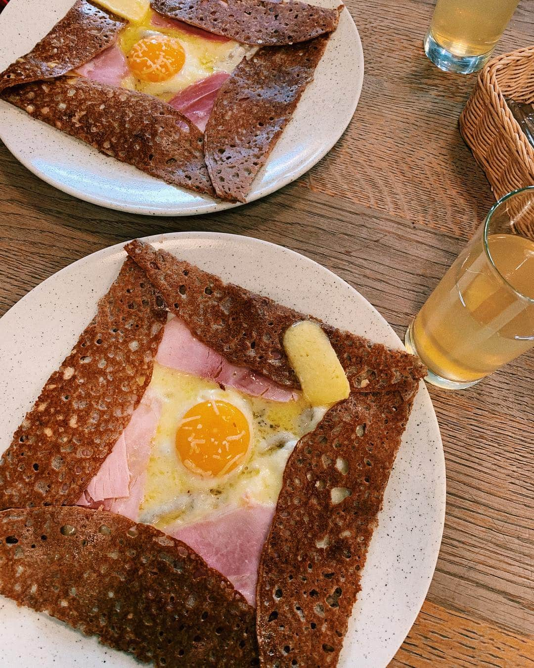 鎌田安里紗さんのインスタグラム写真 - (鎌田安里紗Instagram)「きらきらきらきら🌿🌿🥐🥐 パリを愛する人に教えてもらったお店を訪ねるのがとてもたのしい」5月4日 21時17分 - arisa_kamada