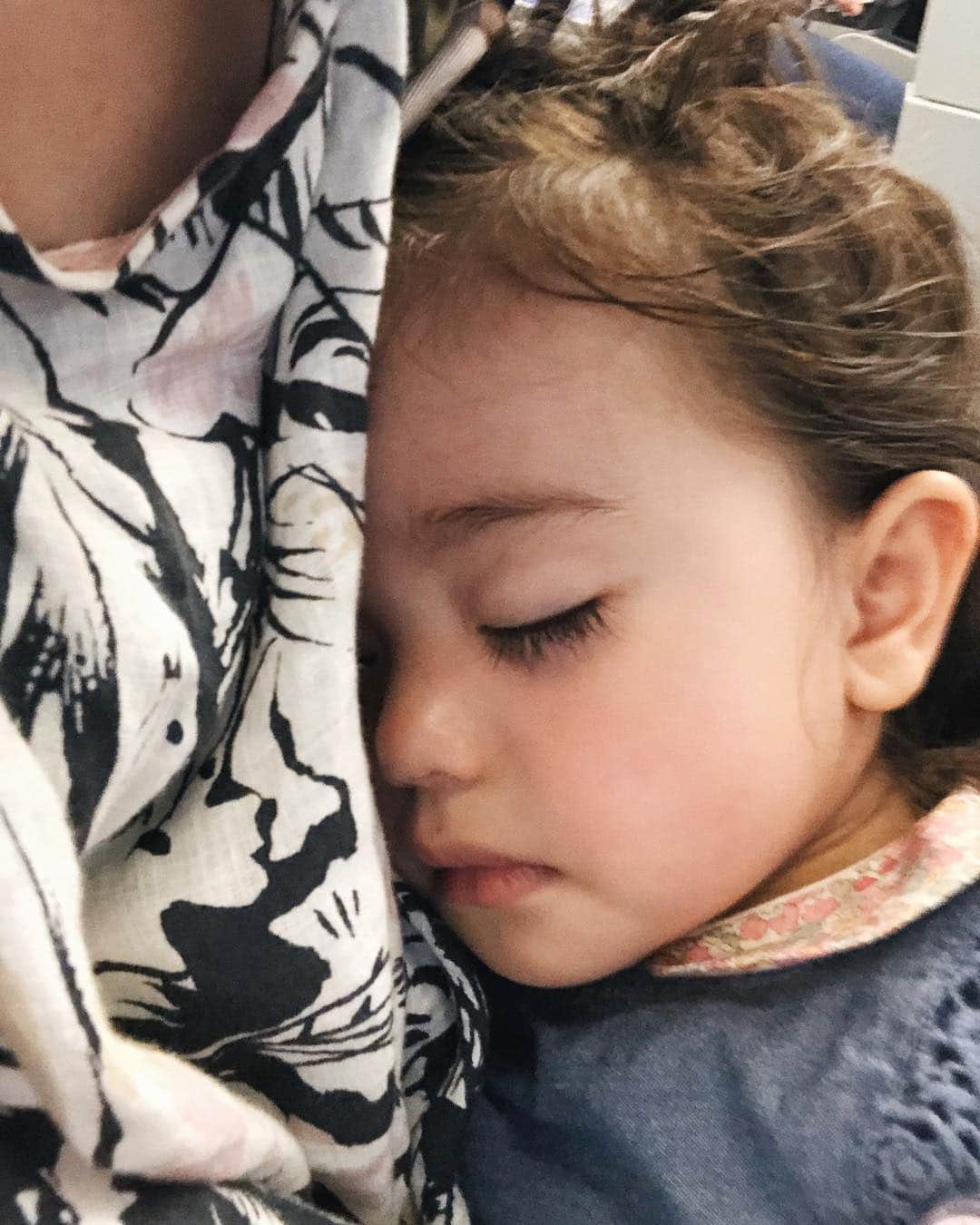 大橋菜央さんのインスタグラム写真 - (大橋菜央Instagram)「We are so lucky! Mia’s nap time on the plane✈︎ . . . 帰りの飛行機はぐっすりお昼寝😴 . いい子いい子🙏♡ ママ助かりました . . . #高松発羽田行き #生後1歳2ヶ月 #生後14ヶ月 #たれ眉 #gw2019 #10連休 #赤ちゃんとお出かけ #赤ちゃんのいる生活 #bonpoint #nextbaby #miababyliving」5月4日 21時22分 - naoliving