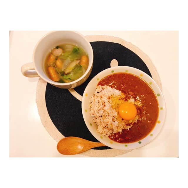 中山こころさんのインスタグラム写真 - (中山こころInstagram)「* 今日はカレーと野菜スープ❤️ カレーに卵は必須🐣 * #cocoskitchen  #キーマカレー  #野菜スープ  #デブ活 #ここ飯」5月4日 21時33分 - coocoorooo