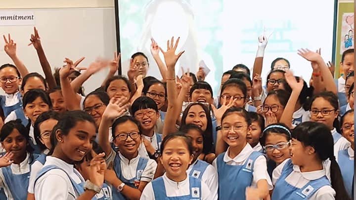 ソニアのインスタグラム：「My heart is bursting with love and gratitude this week! It’s probably been more than 10 years since I stepped into SAC, and I wasn’t sure if these SACPS girls would even know me at all. One thing’s for sure... once a Canossian, always a Canossian 🖤 Thank you for giving me such a warm welcome. You guys really radiated pure joy and positivity 🥰 . Leave a comment if you wld like me to drop by your school! Meantime, I’ll get all those notes autographed and sent back next week I promise 💖」
