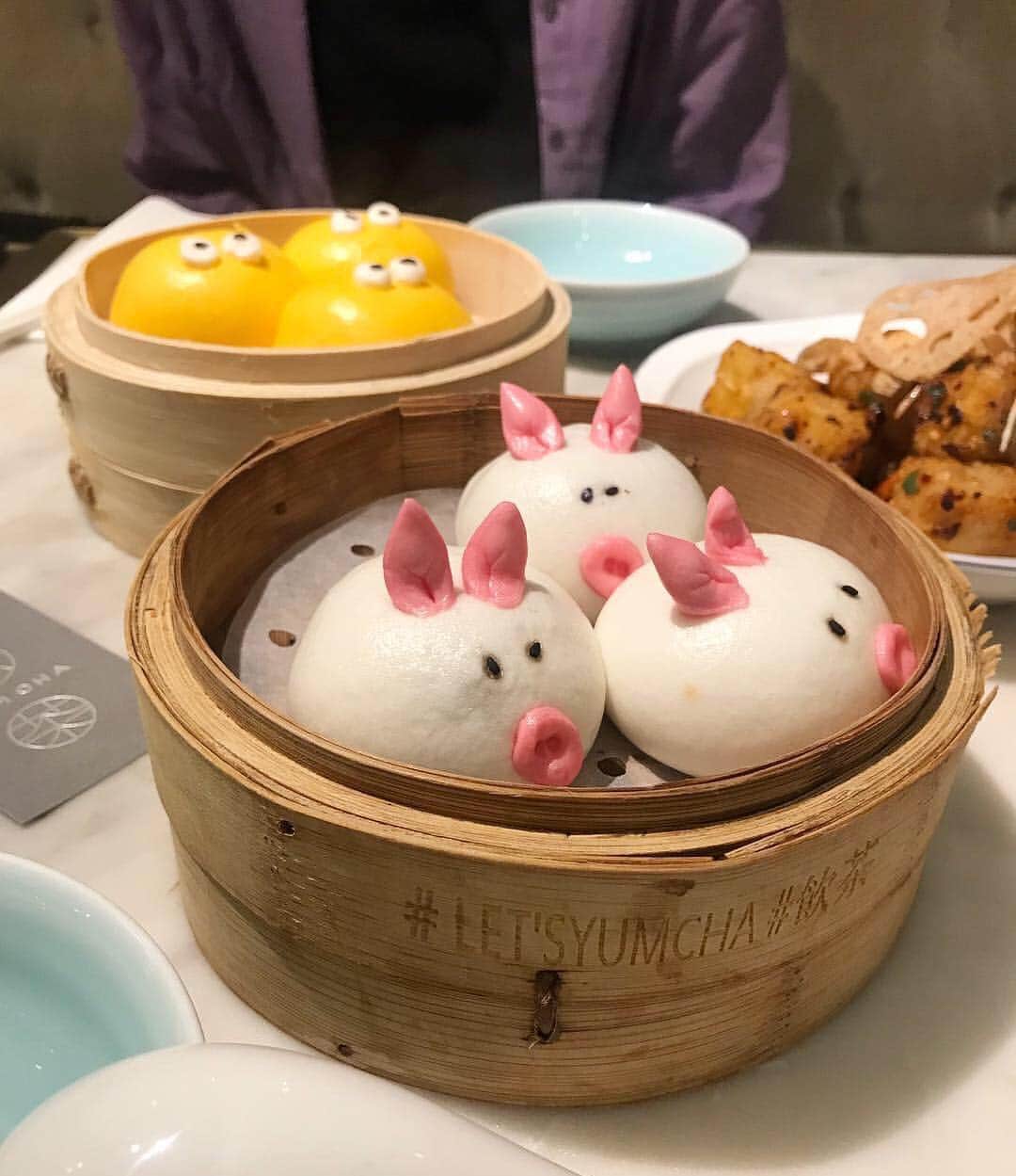 西口真央さんのインスタグラム写真 - (西口真央Instagram)「姉に会いに初めての香港へ！ 姉の家に泊まりゆったりまったりな旅🇭🇰🌟🌈✈️ 香港の街はピカピカなネオンに包まれる活気溢れる所でした！ また遊びに行きまsoon！ #hongkong  #香港 #truffe #eggs I have an older sister named #KIKO haha」5月4日 21時41分 - maaaaaaaoo_1003