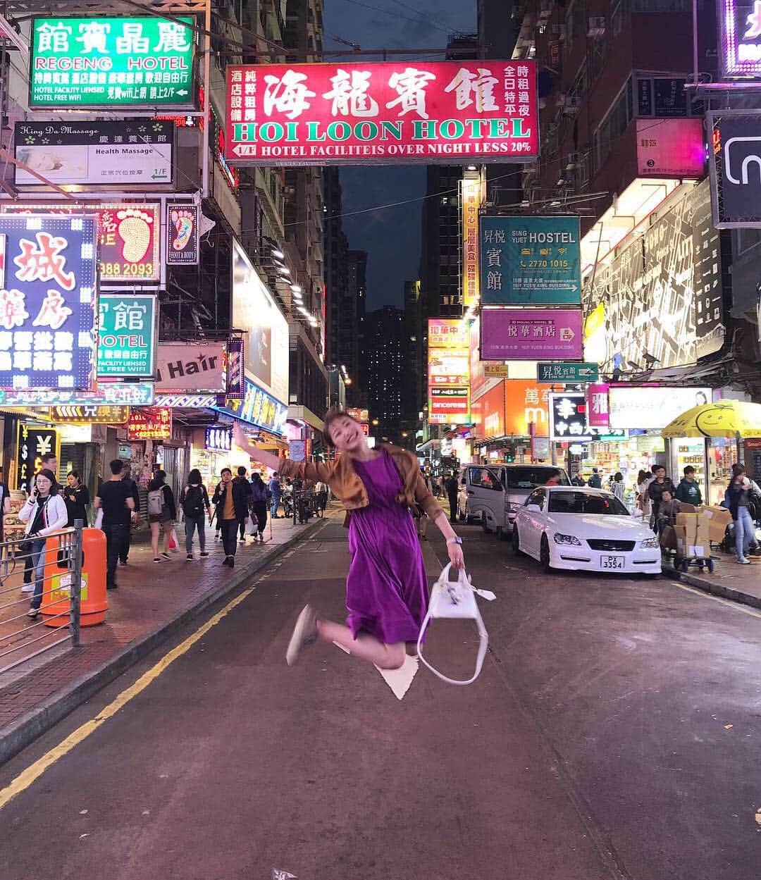 西口真央のインスタグラム：「姉に会いに初めての香港へ！ 姉の家に泊まりゆったりまったりな旅🇭🇰🌟🌈✈️ 香港の街はピカピカなネオンに包まれる活気溢れる所でした！ また遊びに行きまsoon！ #hongkong  #香港 #truffe #eggs I have an older sister named #KIKO haha」