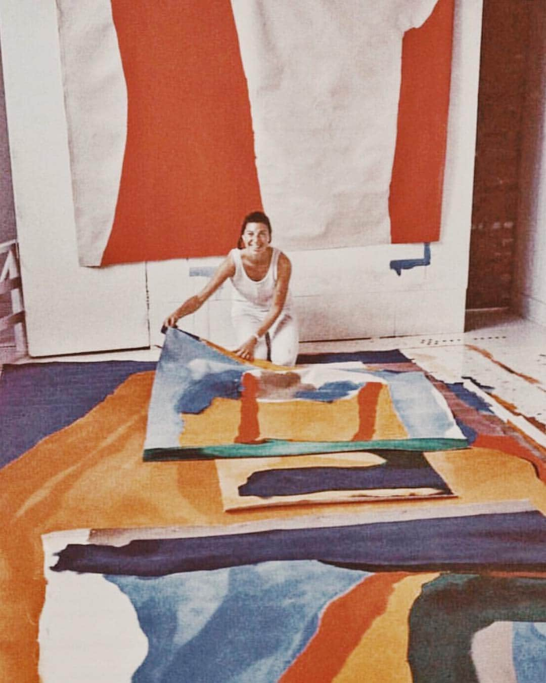 Meganさんのインスタグラム写真 - (MeganInstagram)「Helen Frankenthaler in her studio, NYC via 〰 @shopdoen #helenfrankenthaler #abstractexpressionism」5月4日 21時36分 - zanzan_domus