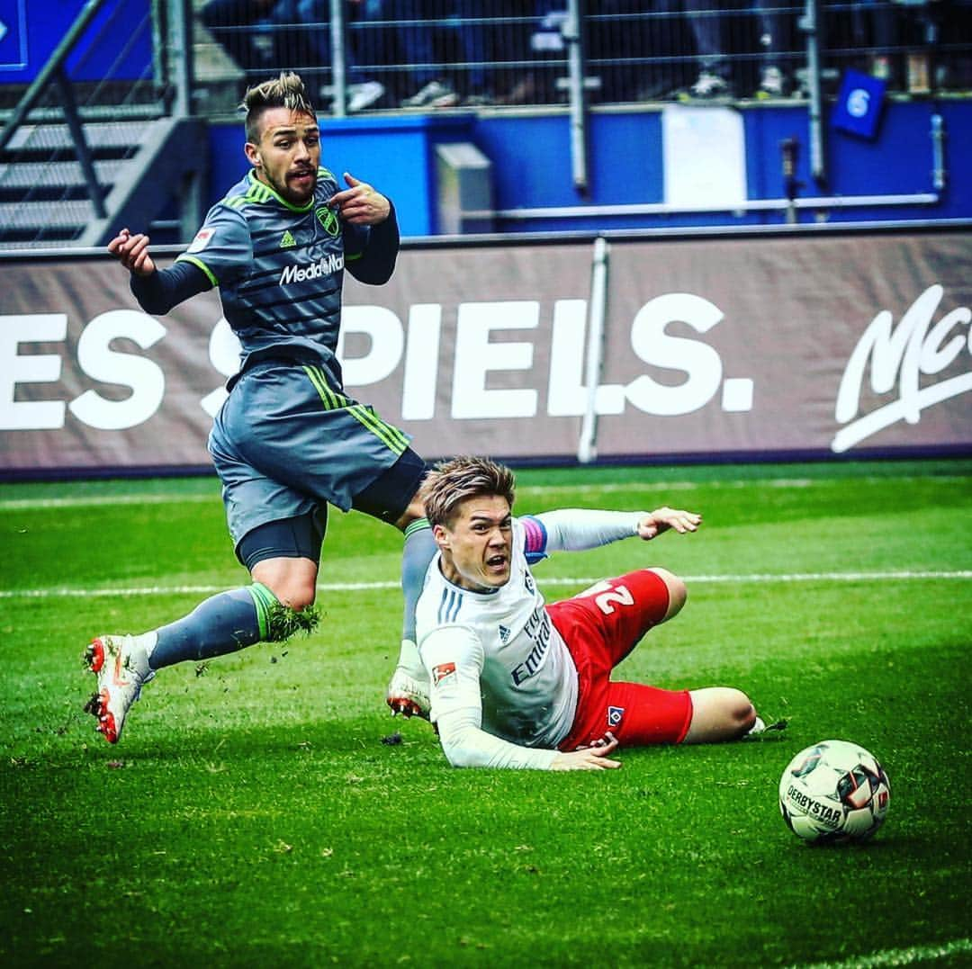 FCインゴルシュタット04さんのインスタグラム写真 - (FCインゴルシュタット04Instagram)「DOPPELSCHLAG 🤩⚽️‼️ @pledlinho30 & Marcel #Gaus erhöhen für die #Schanzer auf 3:0 aus #FCI-Sicht 😳😁 WAHNSINN 👊⚫️🔴 #HSVFCI #Zamrückrunde #totgesagtelebenlänger #tor #goal #fussball #football #Ingolstadt」5月4日 21時36分 - dieschanzer