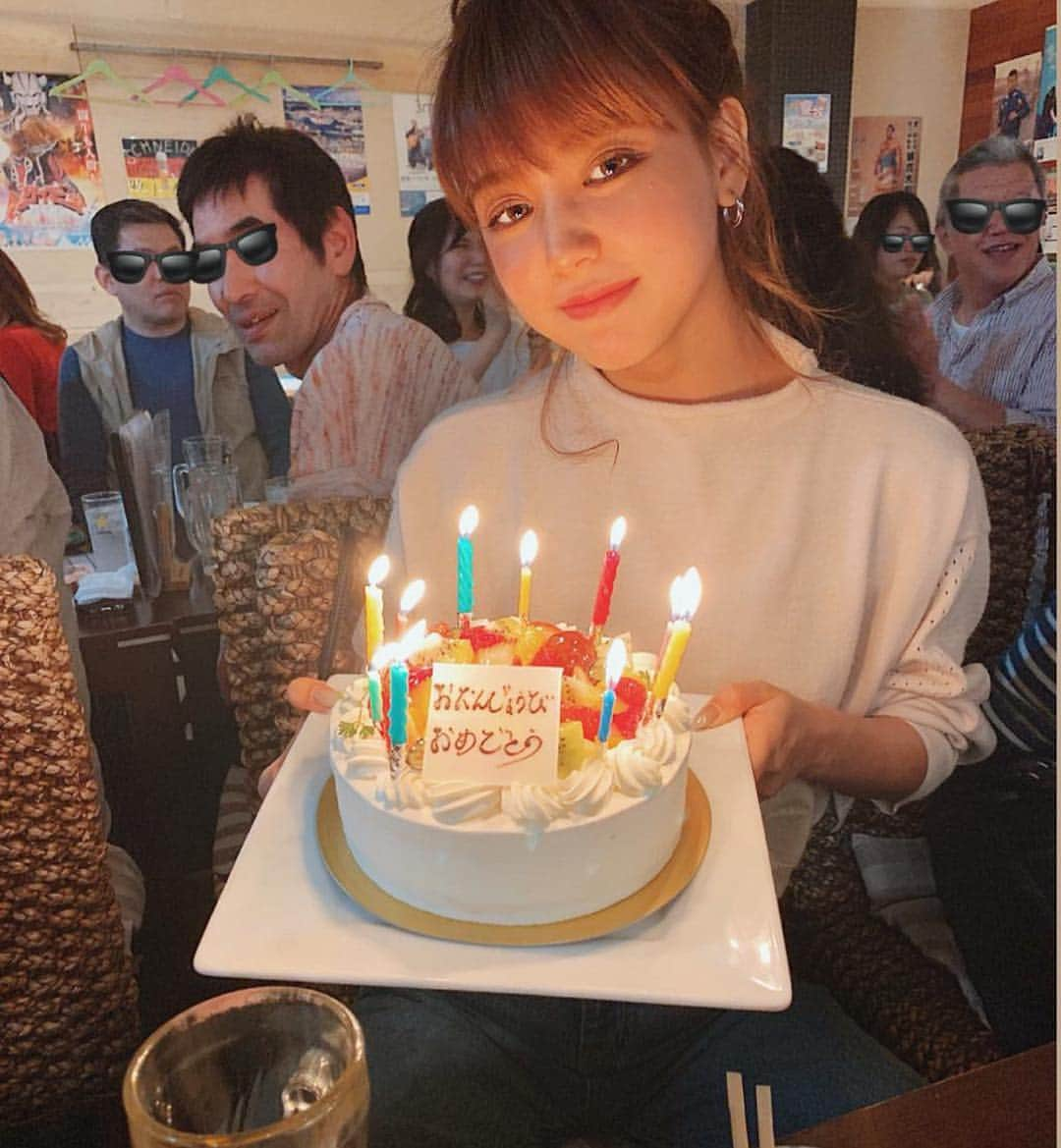 MIRAI TAKASHIMAさんのインスタグラム写真 - (MIRAI TAKASHIMAInstagram)「. . いつも大阪に帰ってきたら 家族で絶対くるご飯屋さんで 大勢の前でサプライズ🤣💓 恥ずかしいけど嬉しいなー🤣🤣❤️ ぱぱもこの前誕生日やったから プレゼントあげたお🎁 . ご飯も美味しくてみんな笑顔の 最高のお店✌️🤣❤️ . 大阪さいこう💓💓 . #沖縄 #沖縄料理 #サプライズ #誕生日」5月4日 21時38分 - miiiiiraixx