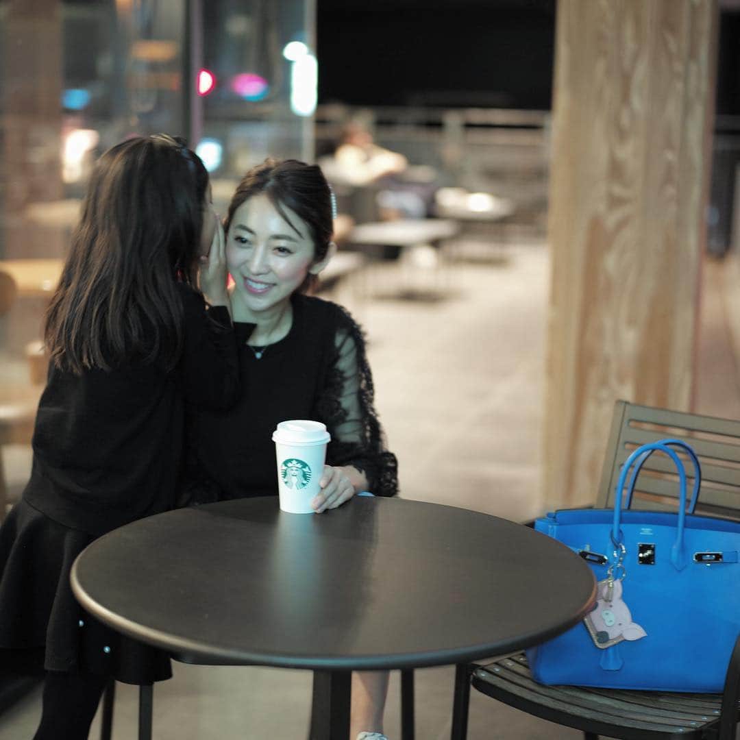 木本泉さんのインスタグラム写真 - (木本泉Instagram)「-﻿ 夜のスタバ☕️﻿ ﻿ 10連休もあっという間に終盤！﻿ 早いな〜😬﻿ ﻿ いちごのドリンク🍓﻿ マカロンが入ってるのが美味しいわ〜と言いながら飲む8歳🍹﻿ 私が8歳の時は、マカロンなんて知りもしなかったわ笑😛﻿ ﻿ ﻿ #京都#スタバ#Starbucks」5月4日 21時50分 - izumikimoto