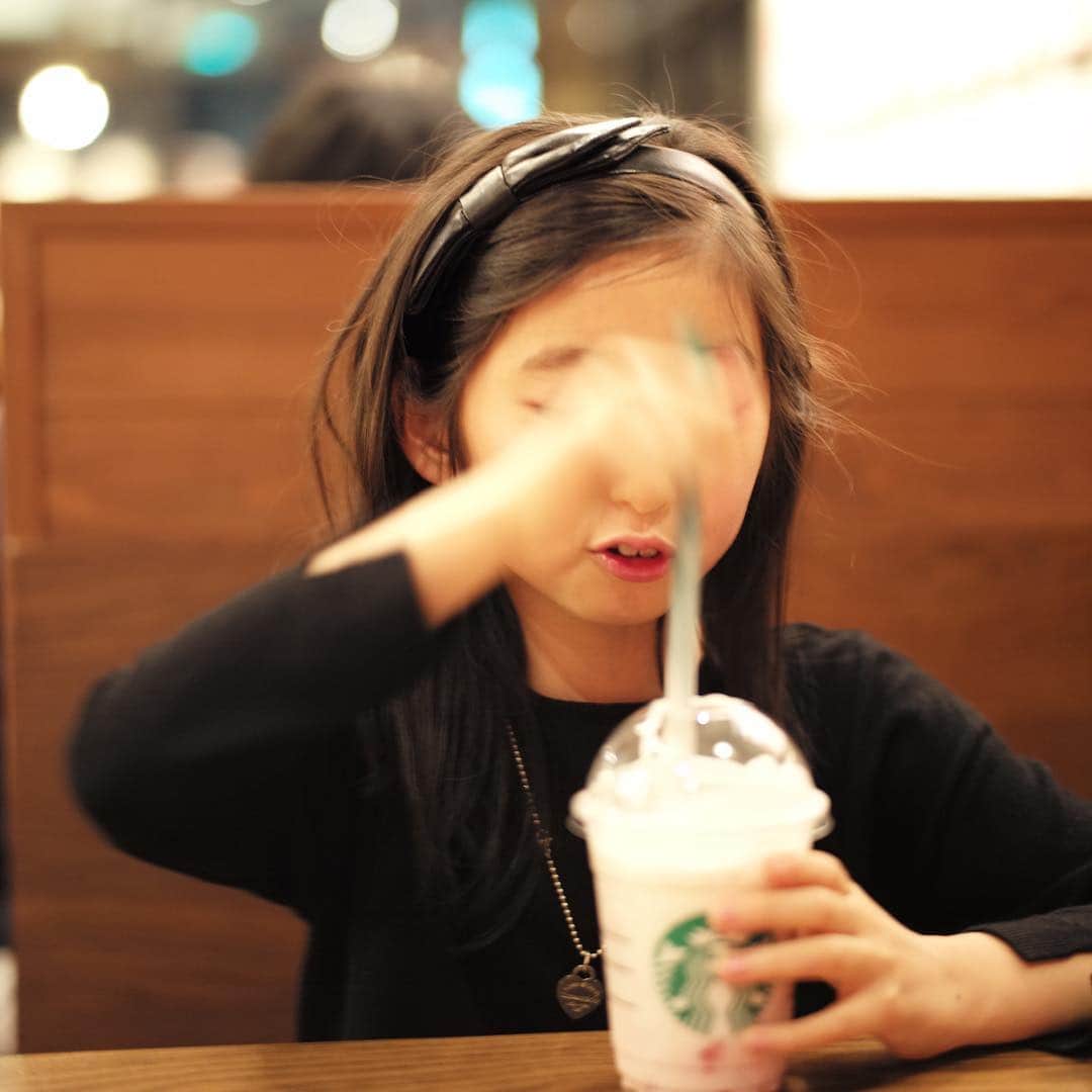 木本泉さんのインスタグラム写真 - (木本泉Instagram)「-﻿ 夜のスタバ☕️﻿ ﻿ 10連休もあっという間に終盤！﻿ 早いな〜😬﻿ ﻿ いちごのドリンク🍓﻿ マカロンが入ってるのが美味しいわ〜と言いながら飲む8歳🍹﻿ 私が8歳の時は、マカロンなんて知りもしなかったわ笑😛﻿ ﻿ ﻿ #京都#スタバ#Starbucks」5月4日 21時50分 - izumikimoto
