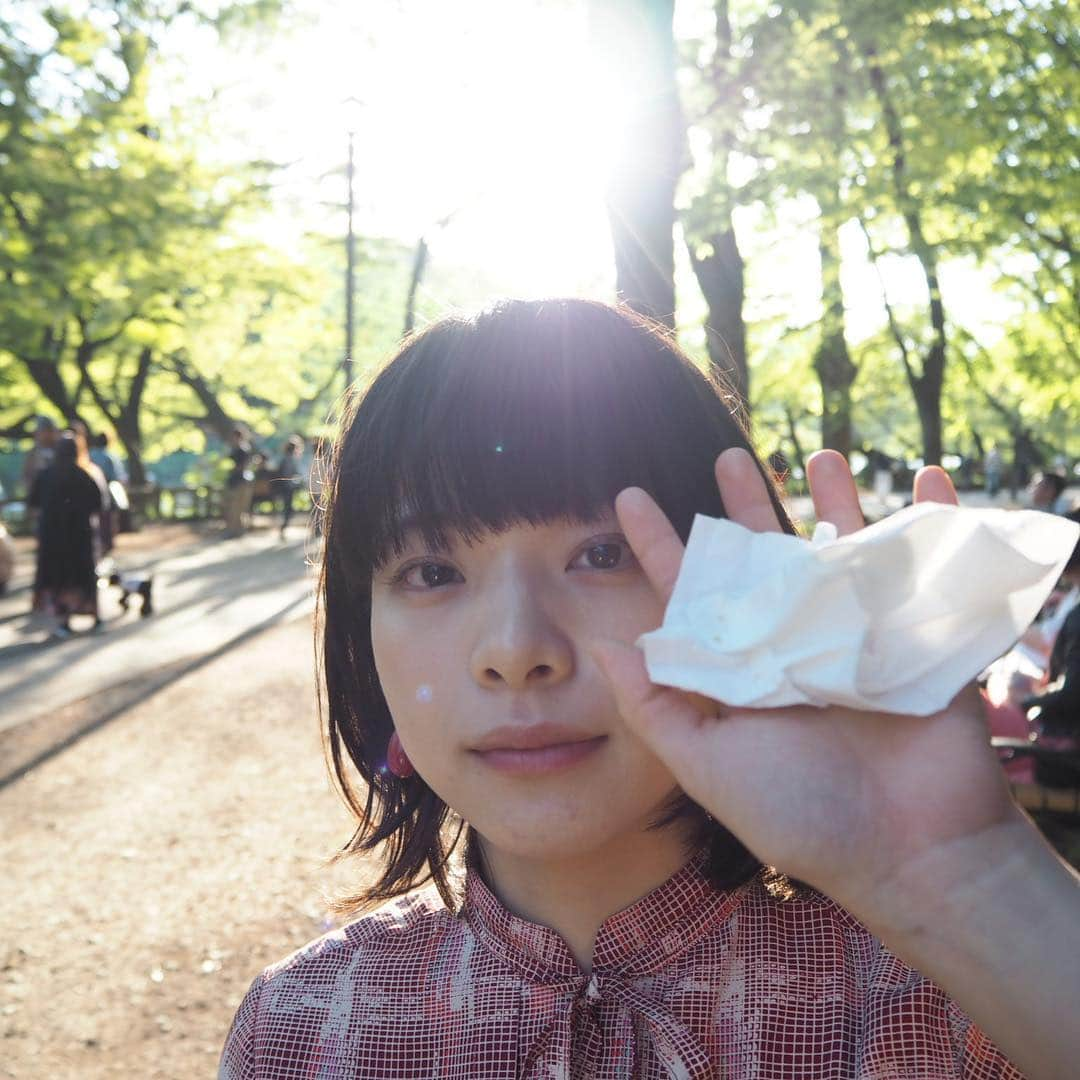 岸井ゆきのさんのインスタグラム写真 - (岸井ゆきのInstagram)「こんばんは！『愛がなんだ』 絶賛上映中です！立ち見のお客さんもいらっしゃるということで、、、 ほんとうにありがとうございます🙇‍♂️😢✨ ことばで有難うを伝えるべく 5/7のテアトル新宿18:20回の上映後、今泉力哉監督とアフタートークをします！ たのしみです。ぜひあそびにきて下さい。  こないだ仕事がはやく終わった日に、プラン立てずに友だちと待ち合わせして お洋服見て、お茶して、公園で遊んだときの写真！ わたしは何かを賭してでも手に入れたいものはないけど、 手放したくないものはあるなー！ だけど大事だと思ってたものやこと、が自然にこぼれ落ちてしまうこともあって そんな時は 失くしたのか捨てたのか、または取り戻すのかで一喜一憂してきたけど でも、こぼれ落ちたってことにちゃんと気づいて 置いてきたことを忘れなければ 捨てたことには ならないんだと思うんだー！ と、思えるようになったなぁ。 っなー。  人と出会うことと物語に出会うことは、同じくらい密度の高いことだと思っている！ 映画館で待っていますっ！☠️ #愛がなんだ」5月4日 21時44分 - yukino_kishii