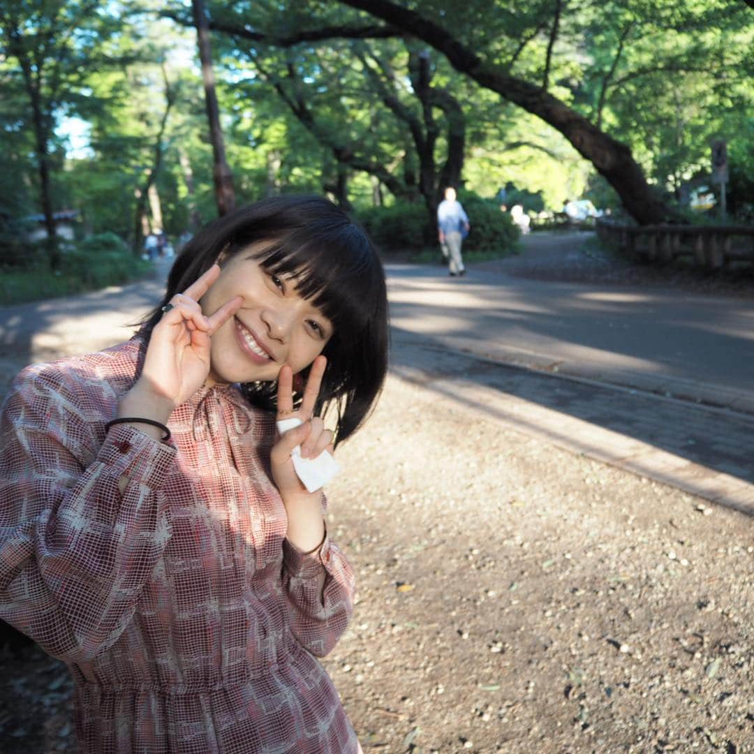のインスタグラム：「こんばんは！『愛がなんだ』 絶賛上映中です！立ち見のお客さんもいらっしゃるということで、、、 ほんとうにありがとうございます🙇‍♂️😢✨ ことばで有難うを伝えるべく 5/7のテアトル新宿18:20回の上映後、今泉力哉監督とアフタートークをします！ たのしみです。ぜひあそびにきて下さい。  こないだ仕事がはやく終わった日に、プラン立てずに友だちと待ち合わせして お洋服見て、お茶して、公園で遊んだときの写真！ わたしは何かを賭してでも手に入れたいものはないけど、 手放したくないものはあるなー！ だけど大事だと思ってたものやこと、が自然にこぼれ落ちてしまうこともあって そんな時は 失くしたのか捨てたのか、または取り戻すのかで一喜一憂してきたけど でも、こぼれ落ちたってことにちゃんと気づいて 置いてきたことを忘れなければ 捨てたことには ならないんだと思うんだー！ と、思えるようになったなぁ。 っなー。  人と出会うことと物語に出会うことは、同じくらい密度の高いことだと思っている！ 映画館で待っていますっ！☠️ #愛がなんだ」