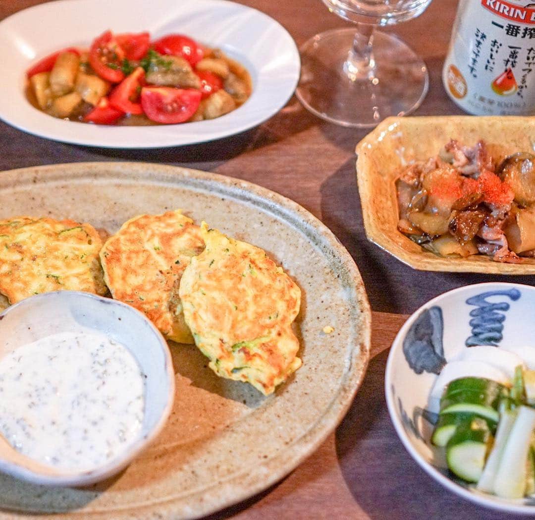 Chiharu Ko8yacさんのインスタグラム写真 - (Chiharu Ko8yacInstagram)「◯土曜日の晩酌◯ ・ ぬか漬け盛り合わせ 焼き茄子とトマトのマリネ ズッキーニのパンケーキ 搾菜と豚炒め ・ ぬか漬けは奥深し、、 エシャロットを24時間漬けたけどほぼ風味無し。明日に期待。 ・ 今年もそろそろ実山椒の季節がやってくる！ 冷凍の在庫を早く使ってしまおうと糠床に入れたり、筍の姫皮と甘辛く煮たり、醤油漬けにしたり。今年はどこかで見かけた塩麹漬けも(´ڡ`)きっと美味しいよね ・ PCのセットアップに一日かかって、、仕方なく合間に大掃除😂結局11時間経った今も終わらず😭 亀も大掃除🐢🧹されて迷惑そうだった🙈 ・ ズッキーニのパンケーキ、粉物好きな関西人にも好評でした😜  #晩酌 #晩ごはん #夕飯 #おうちごはん #うちごはん #夜ごはん #dinner #ぬか漬け #ぬか床 #糠漬け #本日の一品」5月4日 21時45分 - ko8yac
