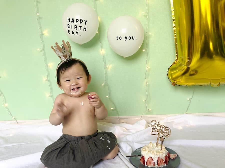 ᴋᴀɴᴀᴋöさんのインスタグラム写真 - (ᴋᴀɴᴀᴋöInstagram)「Happy ❶st Birthday🎂Len ② #スマッシュケーキ 🎂✨ * 初めての ケーキの反応は… 大好きな イチゴ🍓を、嬉しそうに モグモグしておりました😋💕 * スポンジは 全然食べなかったな😂💕 * 🎂は、ツインズ君と一緒に作りました👦🏻👦🏻💘✨ * 1歳の LENも どうぞよろしくお願い致します👶🏻🙏🏻💕 * #1歳誕生日#1歳バースデー#初めての誕生日#1歳#happybirthday#ケーキ#おめでとう#大好き」5月4日 21時46分 - kanakokko_34_