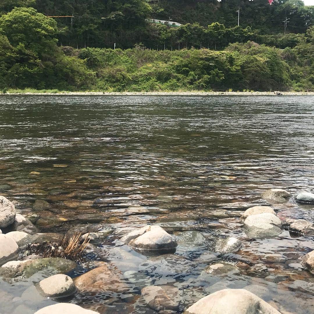 日下裕江さんのインスタグラム写真 - (日下裕江Instagram)「相模川の水は 透き通ってて本当綺麗✨  #相模川 #相模川の水 #綺麗な川 #オアシス #川のせせらぎ」5月4日 21時48分 - hiroe___h
