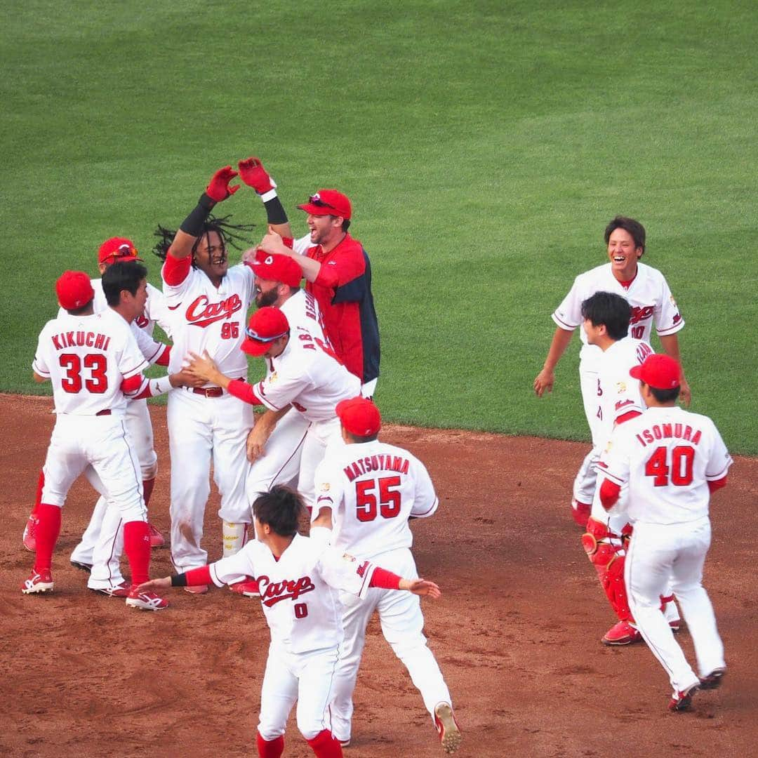 K. レグナルトのインスタグラム：「Great team win today! Excited about my first NPB win! But let’s talk about this guy @b.a.t.i.s.t.a.95!! Yewww!! #hiroshimacarp」