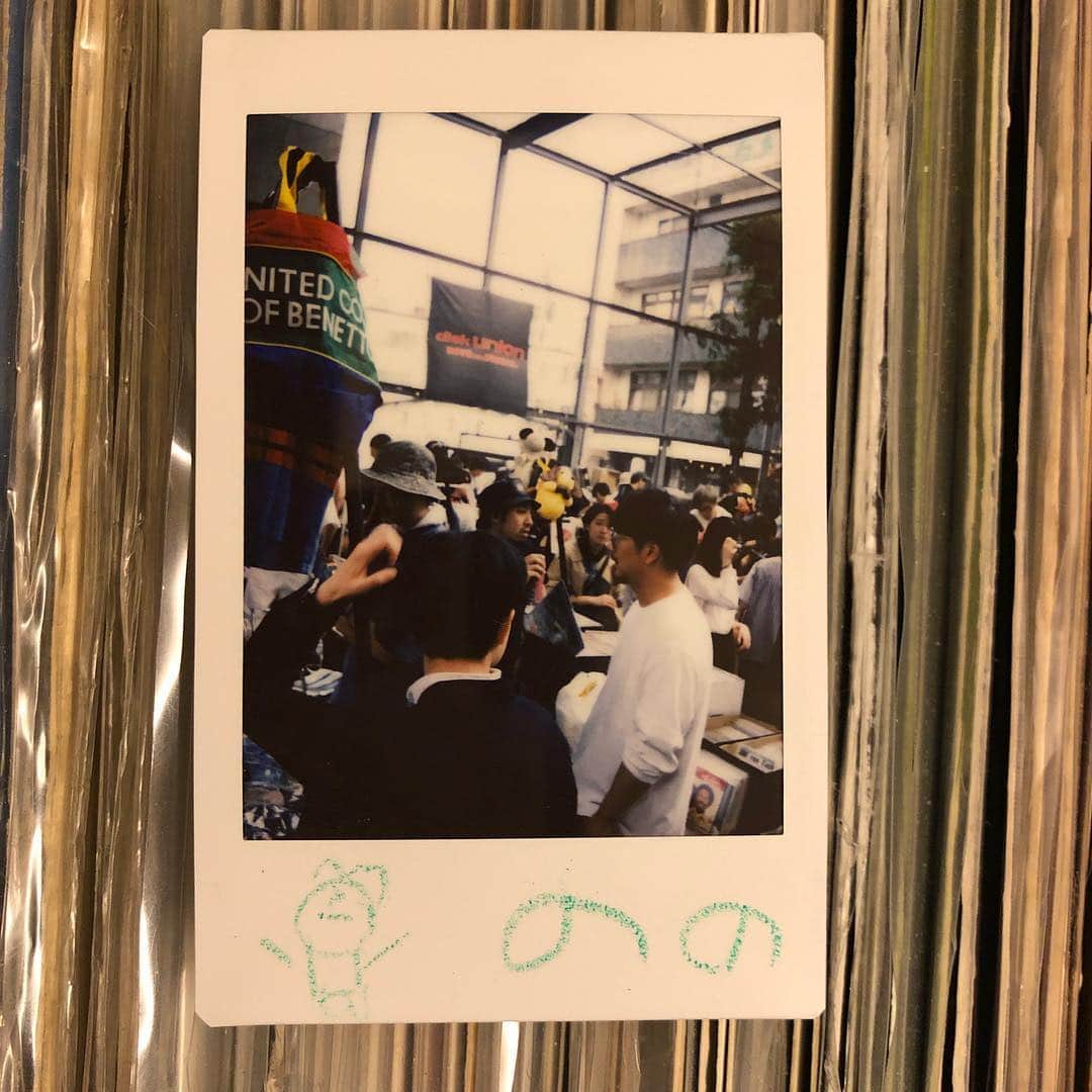 MUROさんのインスタグラム写真 - (MUROInstagram)「今日はカメラマン助手として、TOKYO RECORD MARKETに 潜入📸 全然掘れませんでしたが、相変わらずの盛り上がりで 微笑ましい光景でした♪ @tokyo_record_market  @breakwell_records  @promenaderecords  @tsucchiraida310  #20190504 #tokyorecordmarket  #チャンノノ」5月4日 21時49分 - dj_muro