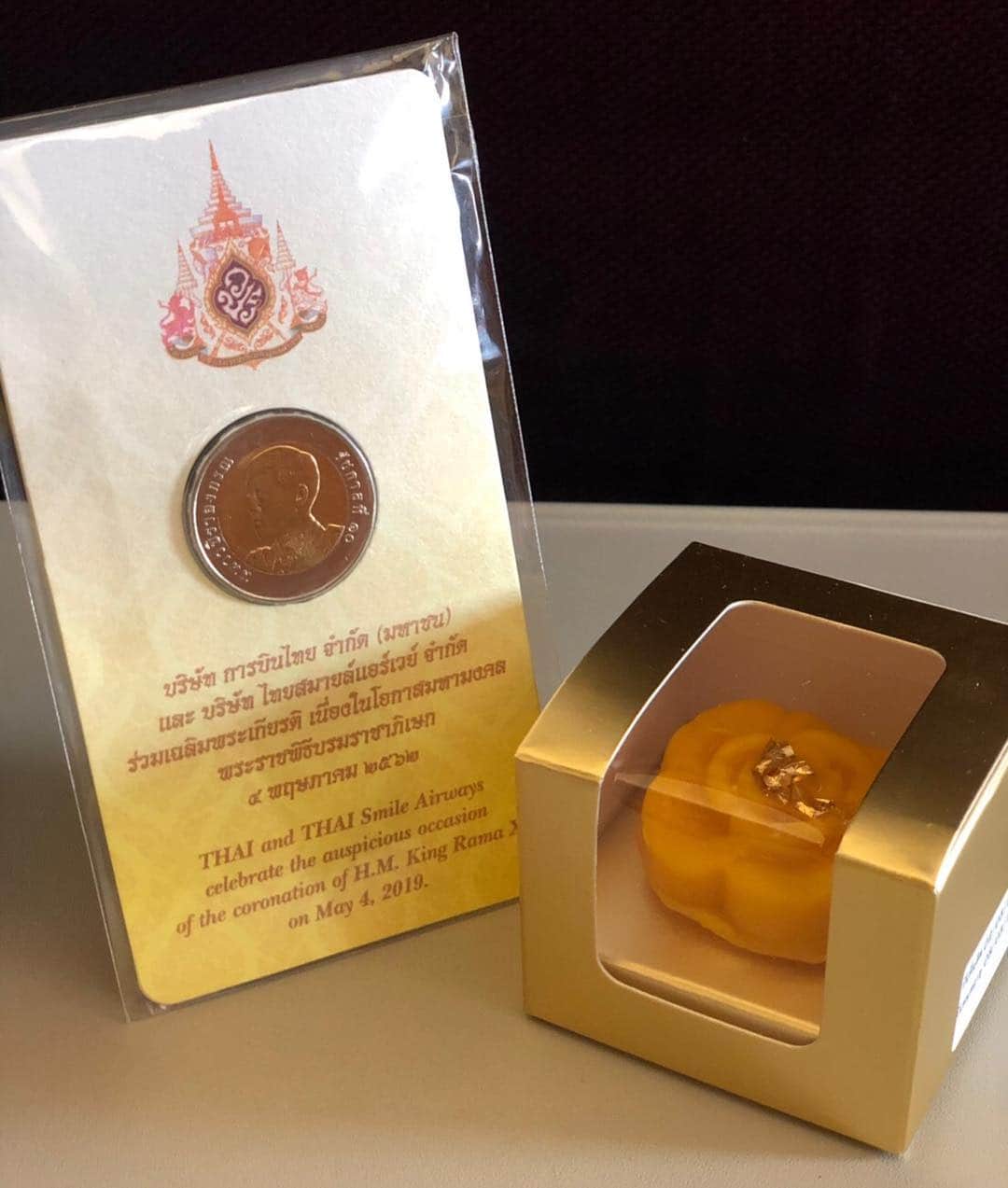 タイ航空さんのインスタグラム写真 - (タイ航空Instagram)「On this blessed day of the coronation of H.M. King Rama X, THAI and THAI Smile are pleased to join the celebration by offering each passenger of ours special gifts of the first edition of 10 baht coin produced in the 10th reign and a box of Thai traditional dessert. May your flight be jubilant. . #ThaiAirways #KingRama10 #Coronation2019 #SpecialGift」5月4日 21時51分 - thaiairways