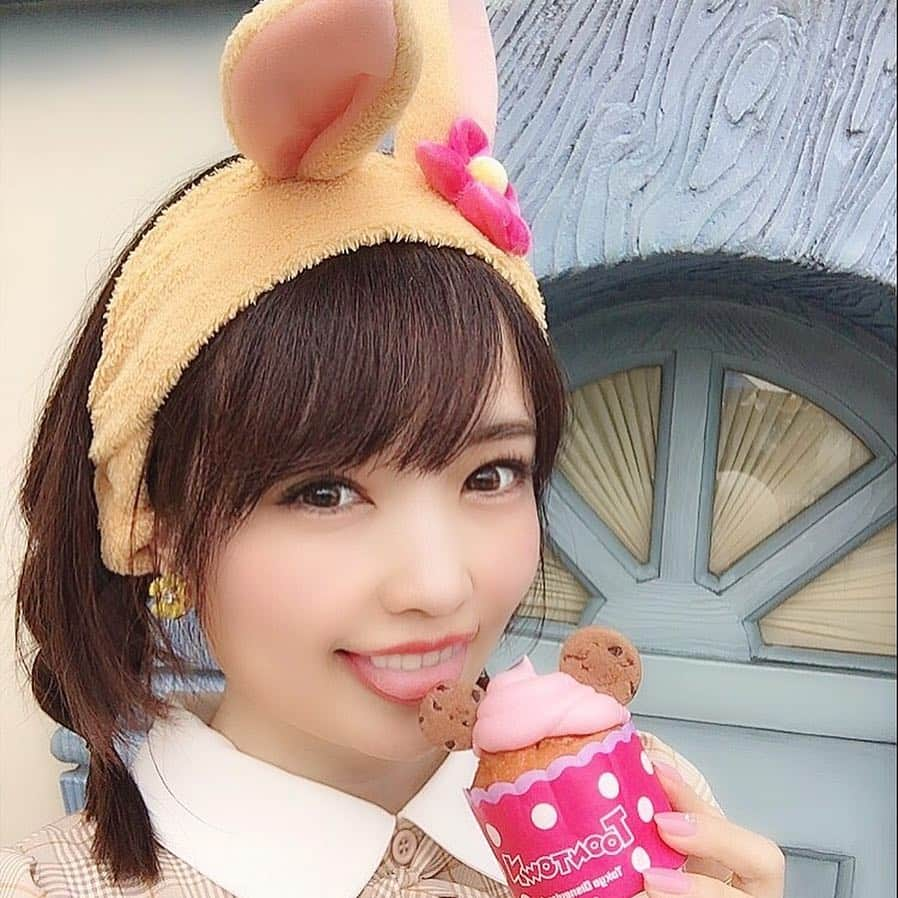 浅井麻里さんのインスタグラム写真 - (浅井麻里Instagram)「🐰🥕🐰﻿ ﻿ 💗ミスバニー💗﻿ イースター💐ディズニーバウンド🐰﻿ ﻿ ﻿ 最近、小顔サロン @be_kogao に﻿ 行ってきたの🎵😋﻿ 鼻筋がすっと通って、﻿ フェイスラインシャープに💕﻿ ﻿ 施術師さんの、電気が流れてる手に﻿ マッサージしてもらって、﻿ すごく不思議な感じだけど気持ちよかった❤️﻿ スマホ疲れもすっきり！✨﻿ また行こーっと💕😍﻿ ﻿ ﻿ #ミスバニーバウンド#ディズニーランド#トゥーンタウン#ディズニースイーツ#ディズニーイースター#ディズニーフード#小顔矯正#小顔サロン#ビジョビ#リフトアップ#tokyodisneyresort#tokyodisneyland#disneyland#toontown」5月4日 21時51分 - mari_asai_625