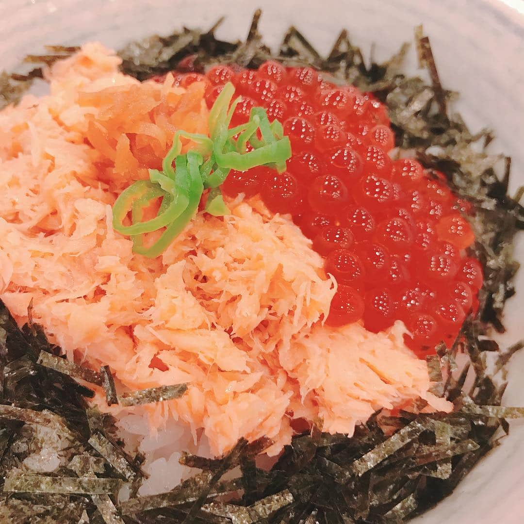 氷浦紫さんのインスタグラム写真 - (氷浦紫Instagram)「#加島屋本店茶屋長作  にてランチ❤ 今日は20分待で入れた٩( ᐛ )و 久しぶりに食べた。 ほんとに美味い。  #鮭の親子丼 #新潟#加島屋#茶屋長作#鮭#鮭といくら#お子様ランチ#お子様ランチデビュー#おもちゃ貰ったよ#ＧＷ#ＧＷ2019#10連休#帰省中#新潟古町#おでかけ#子連れランチ #1歳3ヶ月#1y3m」5月4日 21時55分 - yukalihiula