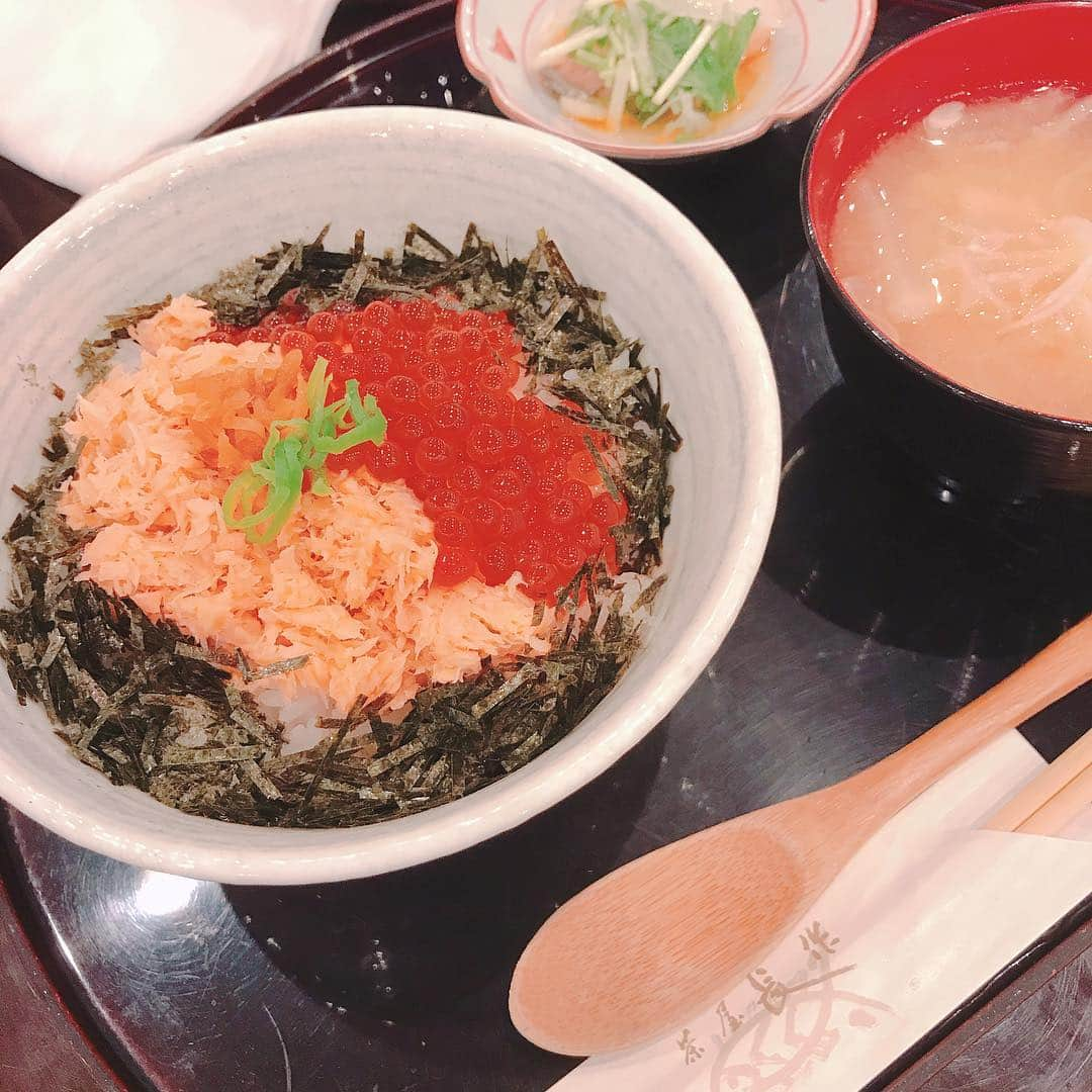 氷浦紫さんのインスタグラム写真 - (氷浦紫Instagram)「#加島屋本店茶屋長作  にてランチ❤ 今日は20分待で入れた٩( ᐛ )و 久しぶりに食べた。 ほんとに美味い。  #鮭の親子丼 #新潟#加島屋#茶屋長作#鮭#鮭といくら#お子様ランチ#お子様ランチデビュー#おもちゃ貰ったよ#ＧＷ#ＧＷ2019#10連休#帰省中#新潟古町#おでかけ#子連れランチ #1歳3ヶ月#1y3m」5月4日 21時55分 - yukalihiula