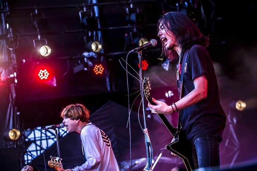 猪狩秀平さんのインスタグラム写真 - (猪狩秀平Instagram)「♪ . 2019.5.4.Japan Jam🐭 . 今年初めての野外ライブでした☺︎ この季節が来たなー！って感じ！ 今年の夏は我々がもらった〜！ . @hayachinphoto . #動画 #あるかも #かも #かもね #heysmith #japan #rock  #punk #punkrock #ska #skapunk #skacore #rockfestival #フェス #バンド」5月4日 21時55分 - hey_igari_0131