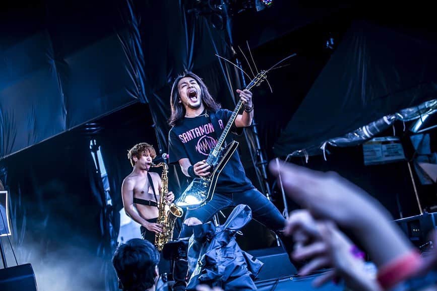 猪狩秀平さんのインスタグラム写真 - (猪狩秀平Instagram)「♪ . 2019.5.4.Japan Jam🐭 . 今年初めての野外ライブでした☺︎ この季節が来たなー！って感じ！ 今年の夏は我々がもらった〜！ . @hayachinphoto . #動画 #あるかも #かも #かもね #heysmith #japan #rock  #punk #punkrock #ska #skapunk #skacore #rockfestival #フェス #バンド」5月4日 21時55分 - hey_igari_0131