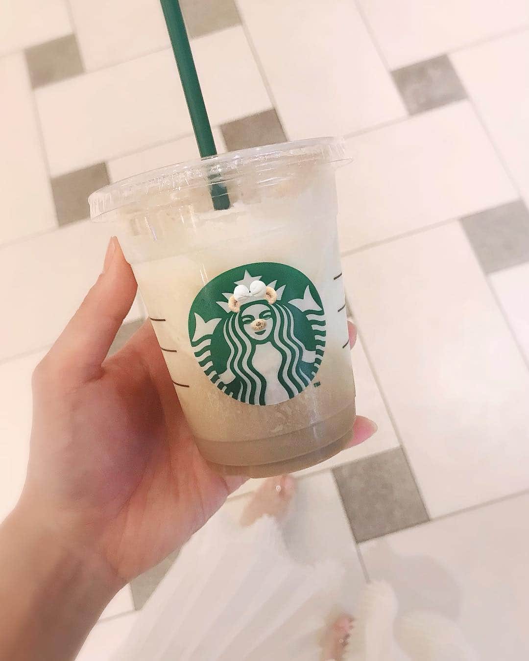 のインスタグラム：「本日も、#LesMisérables 🇫🇷 ご観劇ありがとうございました🕊 ・ ・ 昨日、#ストーリー で宣言していた  #ロイヤルミルクティーフラペチーノ は まだ発売してる店舗に出逢えなかった🙄 ・ #🥤 #エスプレッソアフォガートフラペチーノ #starbucks #おやすみなさい」