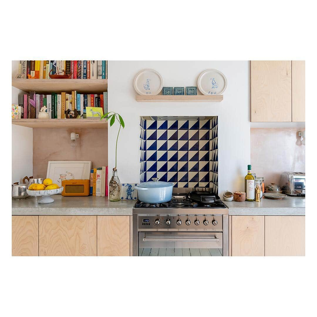 The Modern Houseさんのインスタグラム写真 - (The Modern HouseInstagram)「As food editor Mina Holland's refurbished flat in south London comes onto the market, we're sharing our visit there last year for our 'My Modern House' series. Link in our bio for more.  #refurbish #design #themodernhouse」5月4日 21時57分 - themodernhouse