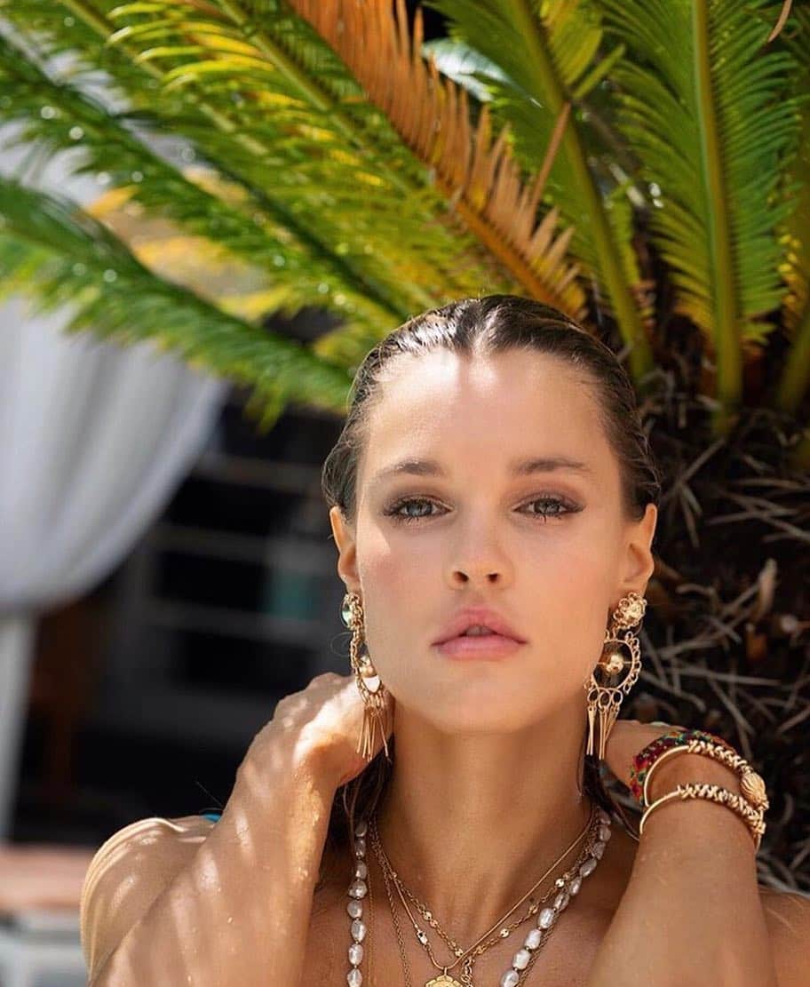 ダニジョーのインスタグラム：「Under the palms 🌴 @joycorrigan in the Ash earrings and Kaual cuff • Tap to shop #dannijogirls」