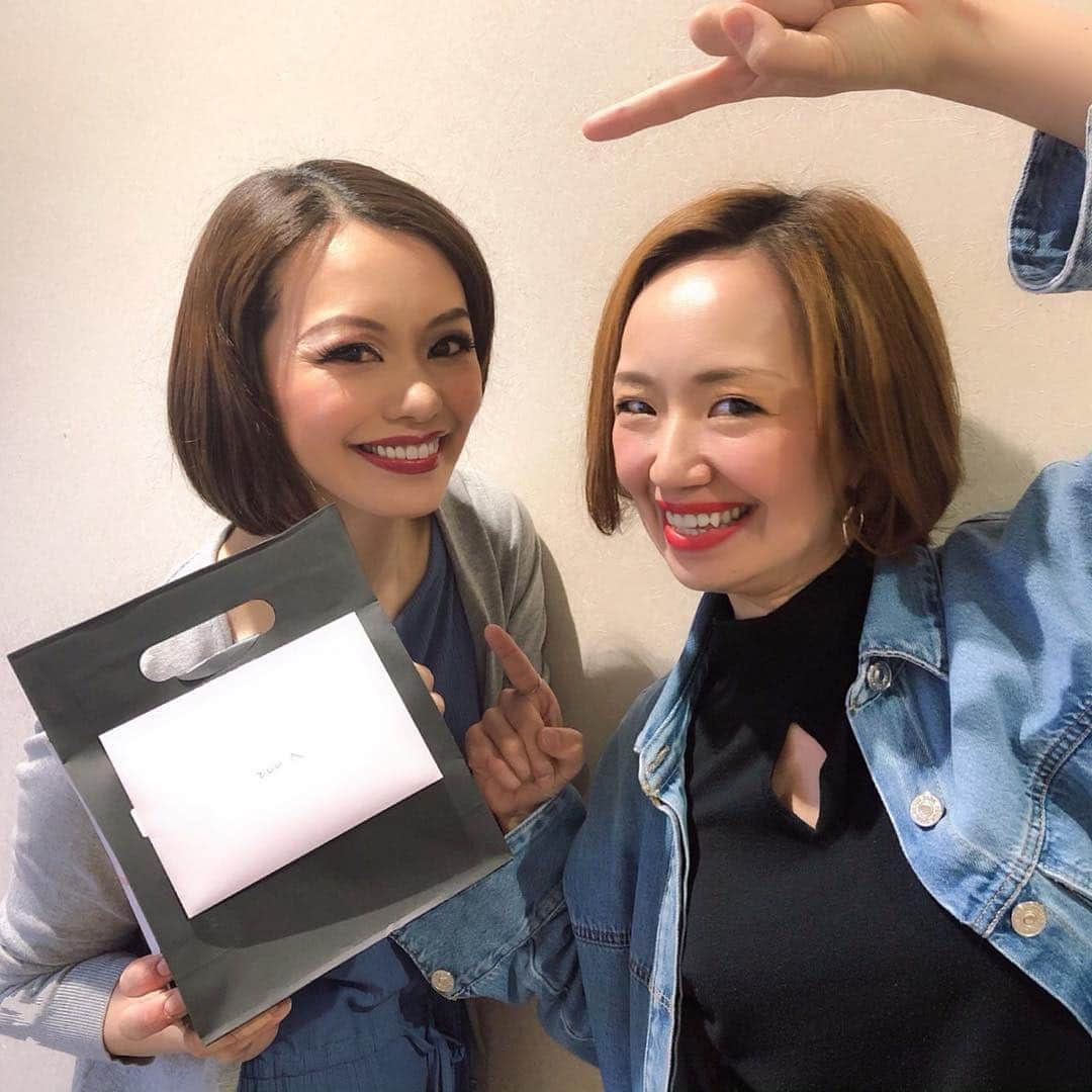 貴千碧のインスタグラム：「GWの人混みにまぎれて… としし(#宇月颯 さん)の生命力溢れる舞台姿を観に、味噌煮込みうどんにも手羽先にも目もくれず#名古屋#御園座 まで行って参りました✨👏#笑う男 とっても深いメッセージ性の強いステージで、1人の役の人として生きながらも様々な場面で違う色を打ち出し、存在感のあるとししの舞台は宝塚時代にも増してエネルギッシュでしたしとっても素敵でした✨✨👏 始まってすぐの場面…なんとも動きが浮かび上がって目に飛び込んでくる一組のカップル… 「あれ絶対とししだ😎」 ガン見。 「やっぱりとししだー😆」 動かれたら最早やはり「宇月颯さん」です😎✨ 終演後久し振りに会えて嬉しかったなぁ💕可愛かった🌸 色々話して元気を頂き、タクシーに飛び乗り、帰りはちょこっとだけういろうを気に留めて笑、名古屋を後にしたのでした🚅  笑う男… 足るを知ること。 当たり前のことを幸せだと思える自分であること。 家族や大切な人たちへの愛… 色々なことを考えさせられる作品でした。  それにしても…普段移動しすぎて名古屋が宝塚くらいの距離に感じた。 最早重症です爆」